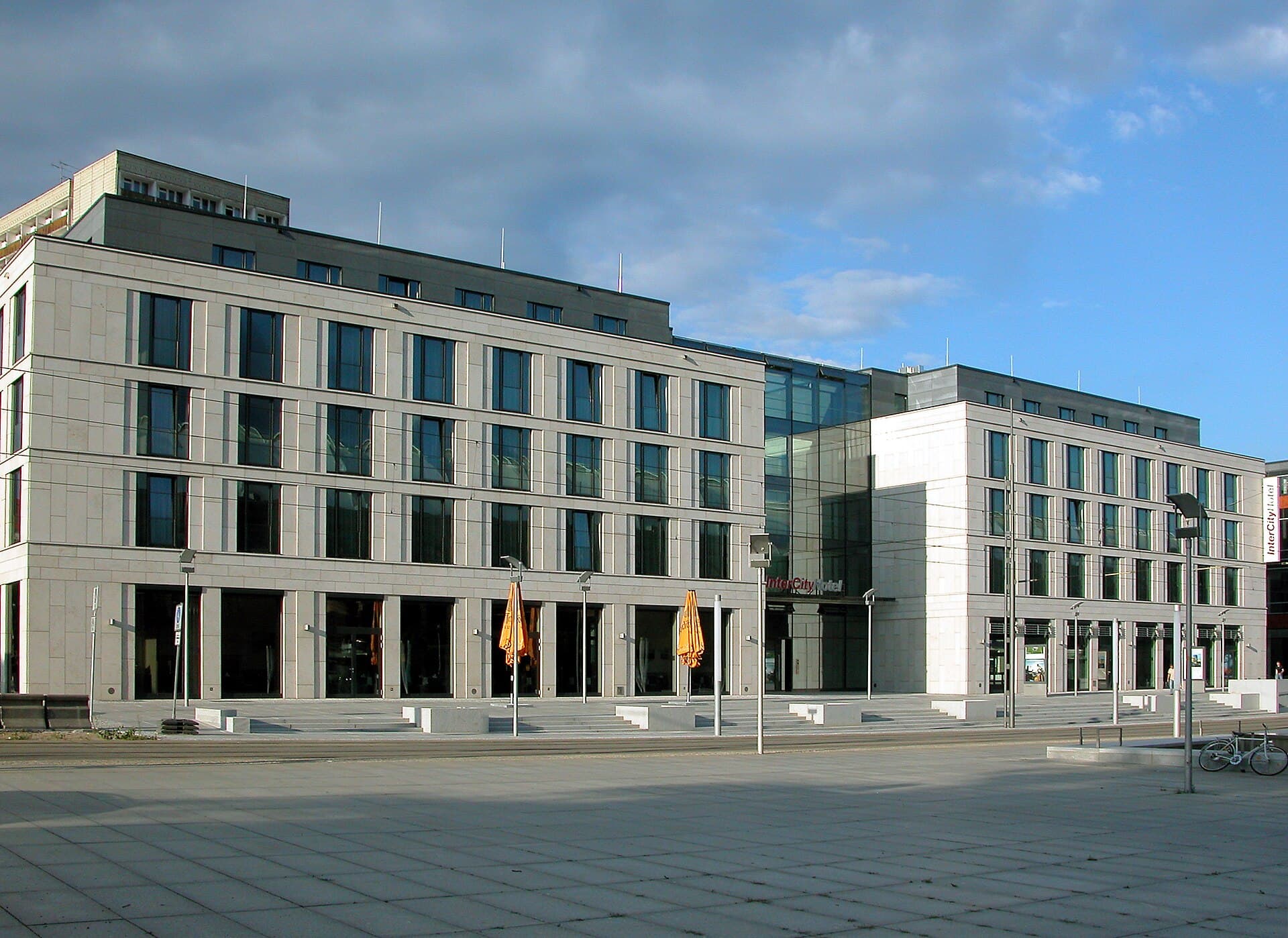 IntercityHotel Dresden (via Wikimedia Commons, CC BY-SA 4.0)