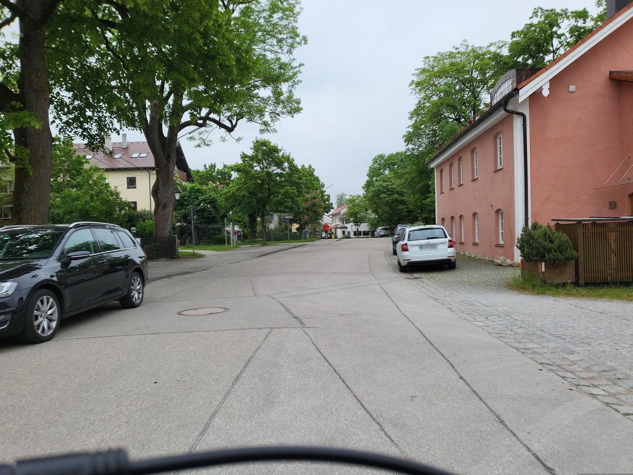 Street view near Hotel am Hachinger Bach, Unterhaching — © thmunichways (CC BY-SA · Mapillary)