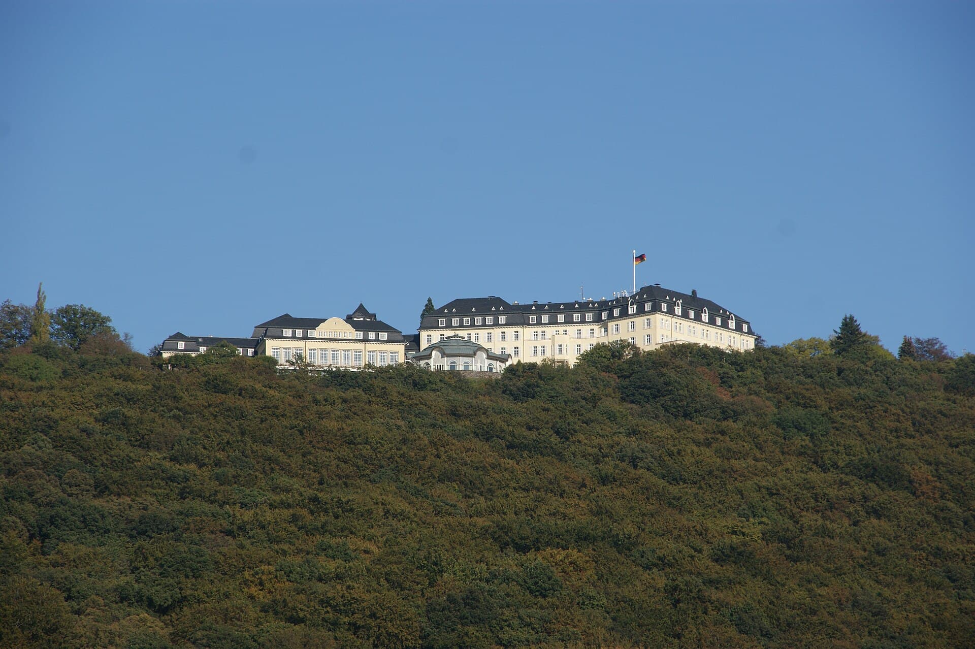 Steigenberger Grandhotel & Spa Petersberg (via Wikimedia Commons, CC BY-SA 4.0)