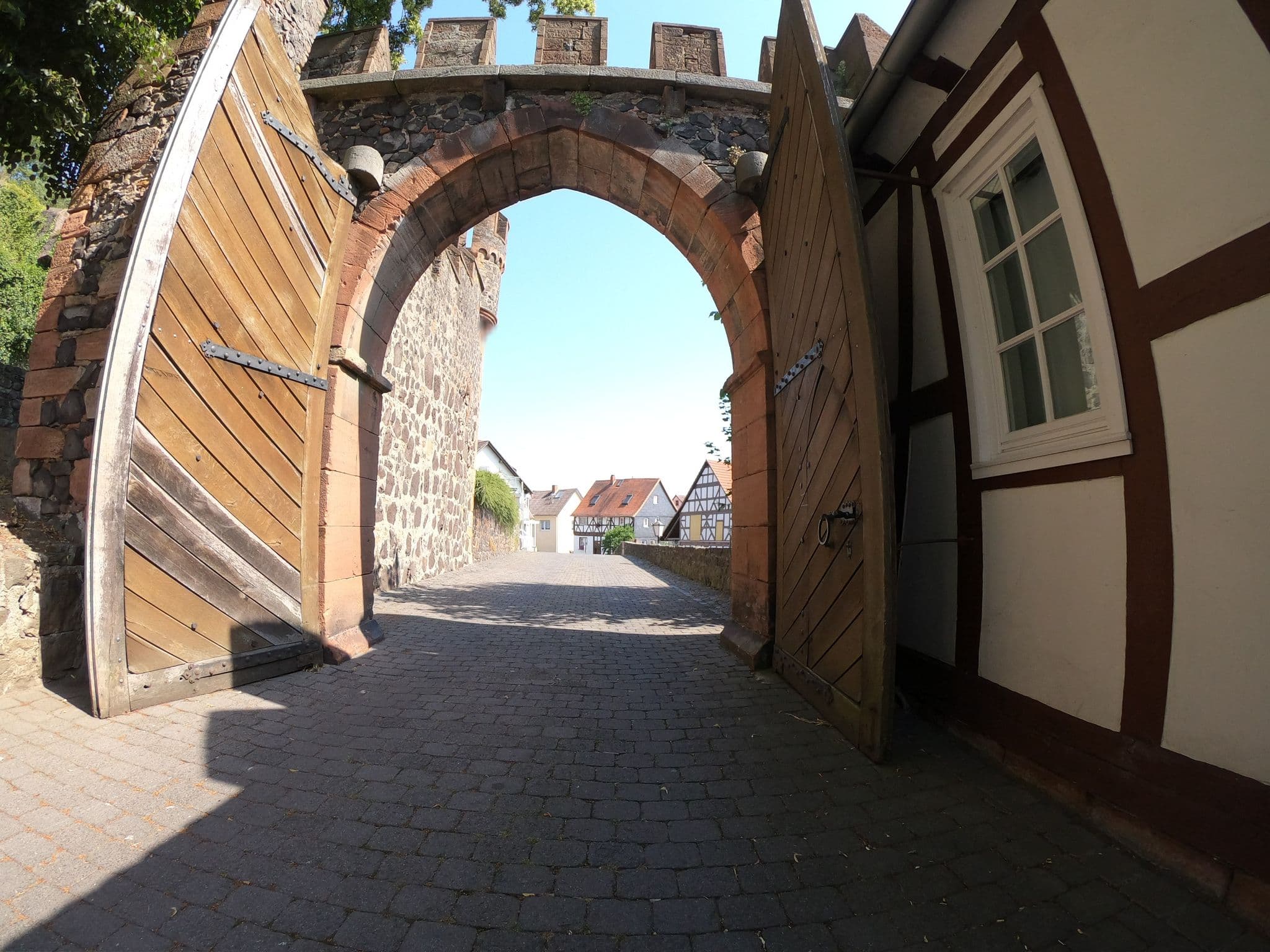 Street view near Burghotel Staufenberg, Staufenberg — © grinninghamster (CC BY-SA · Mapillary)
