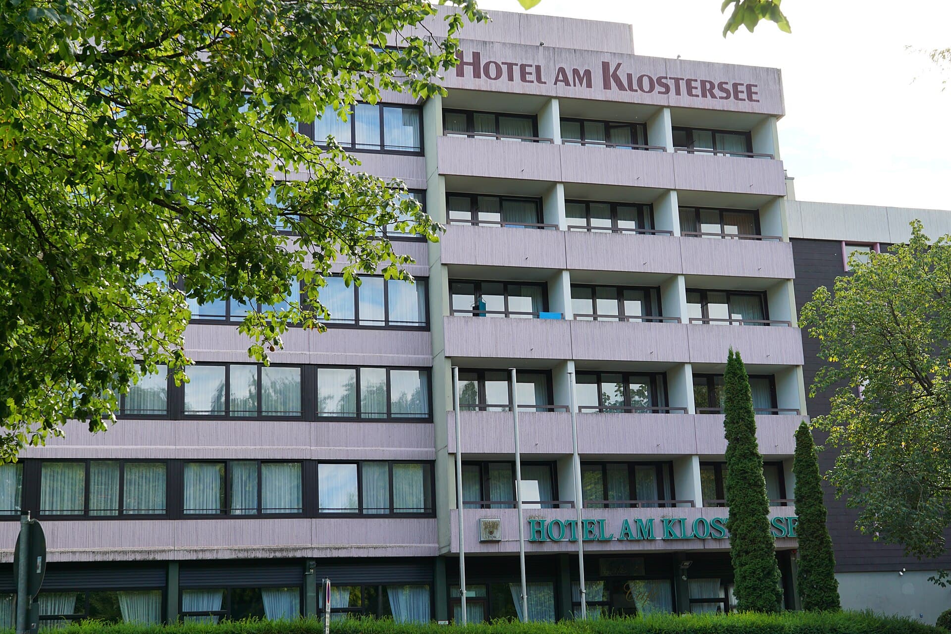 Hotel am Klostersee (via Wikimedia Commons, CC BY-SA 3.0)