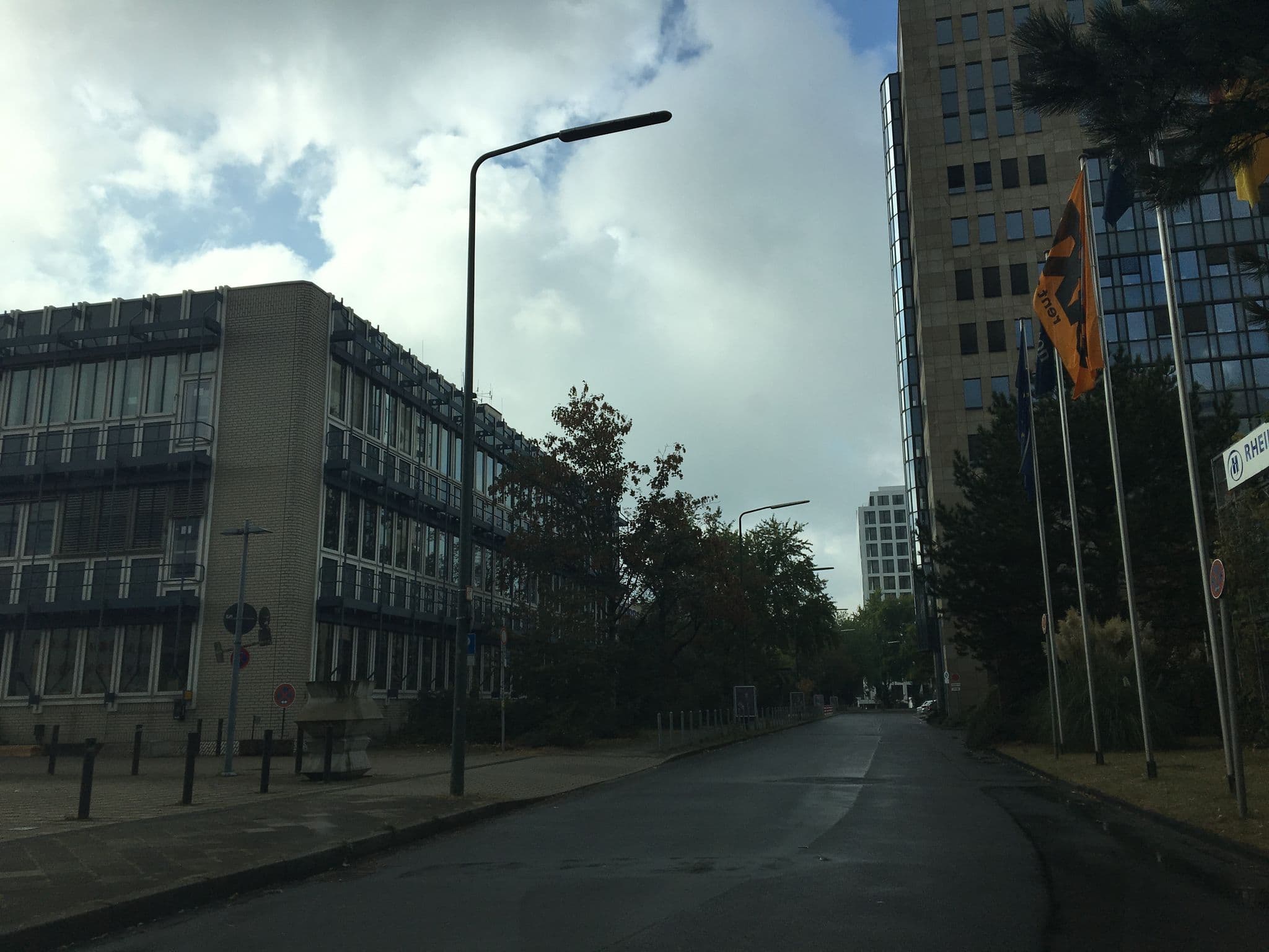 Street view near Hilton Dusseldorf, Düsseldorf-Pempelfort — © chuck (CC BY-SA · Mapillary)