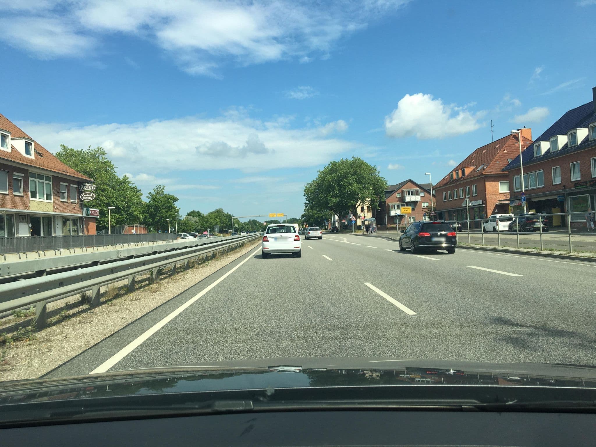 Street view near Central Hotel, Elmschenhagen — © heetENkoel (CC BY-SA · Mapillary)