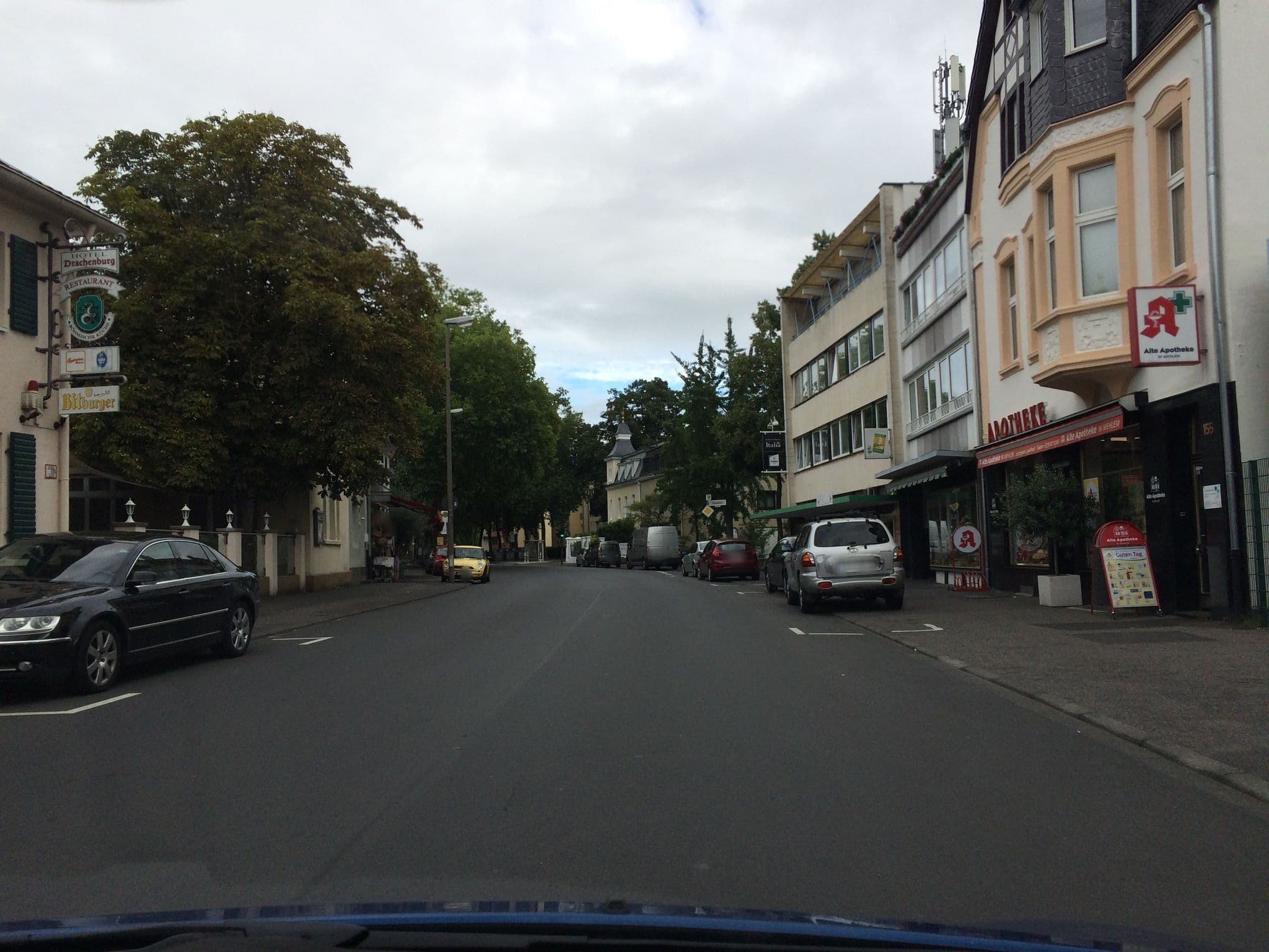 Street view near Drachenburg, Königswinter — © dschuwa (CC BY-SA · Mapillary)