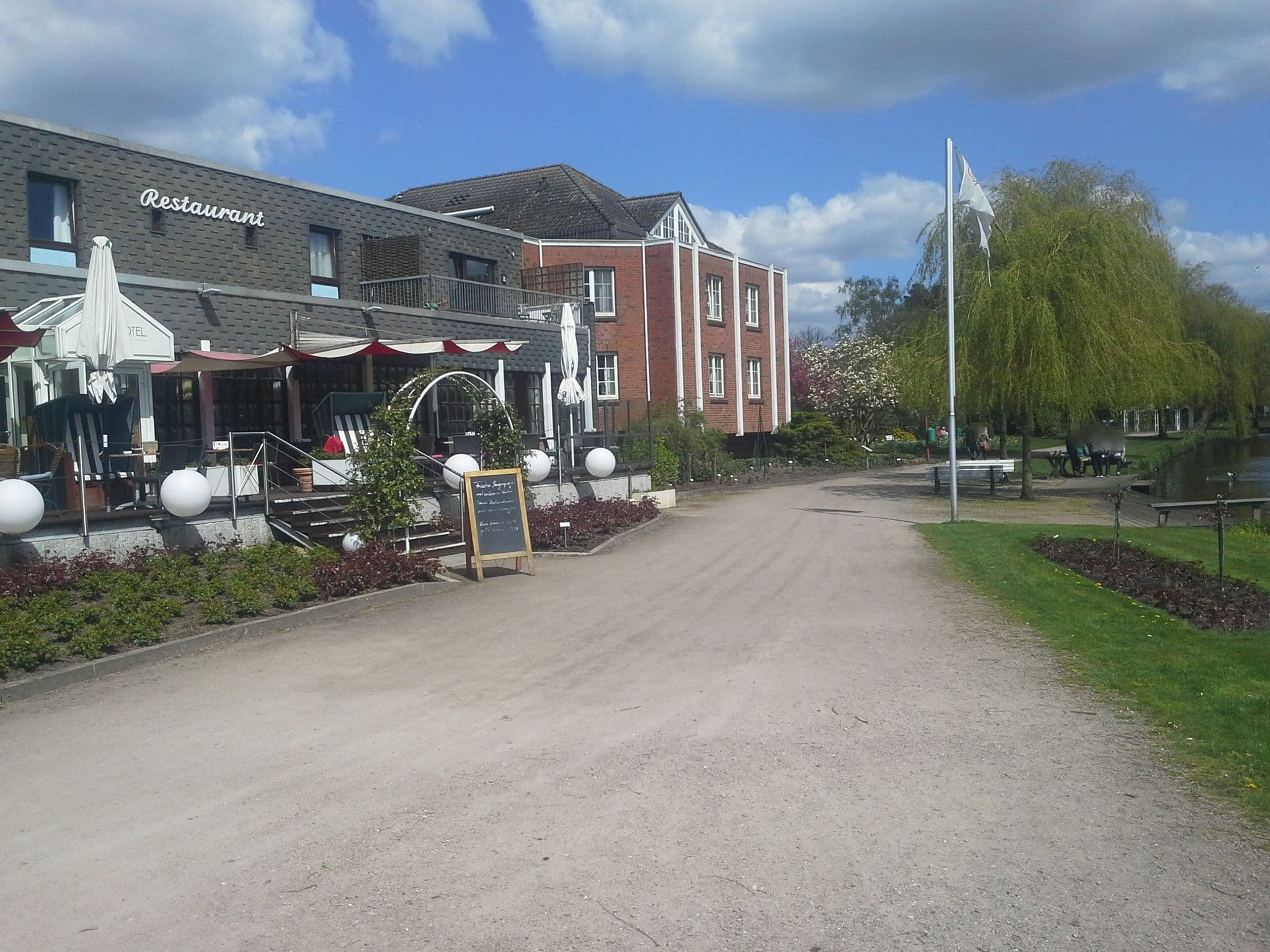 Street view near Restaurant Parkhotel Rosarium, Uetersen — © rausk (CC BY-SA · Mapillary)