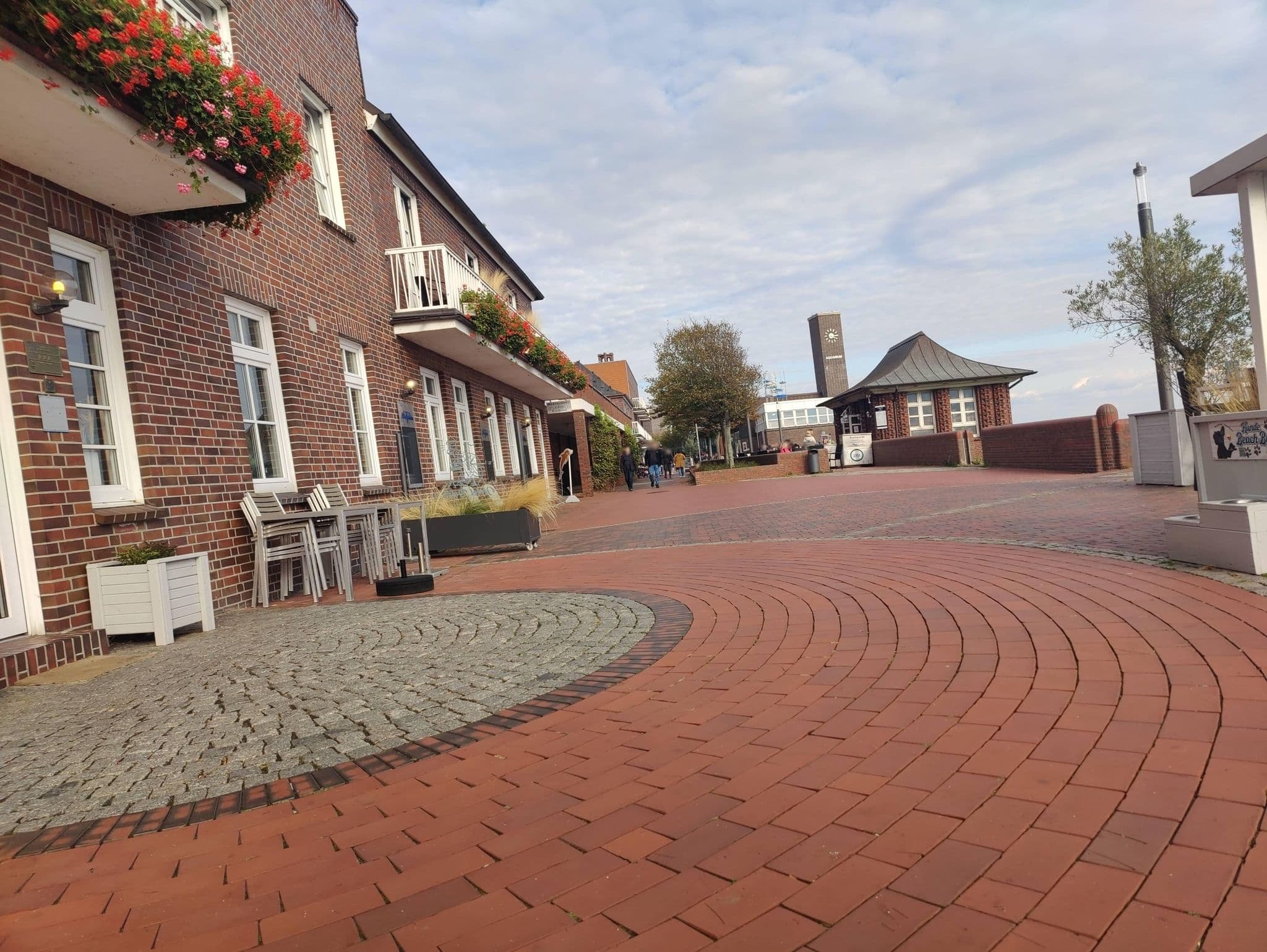 Street view near Strandhotel Delfin, Wilhelmshaven — © zox (CC BY-SA · Mapillary)