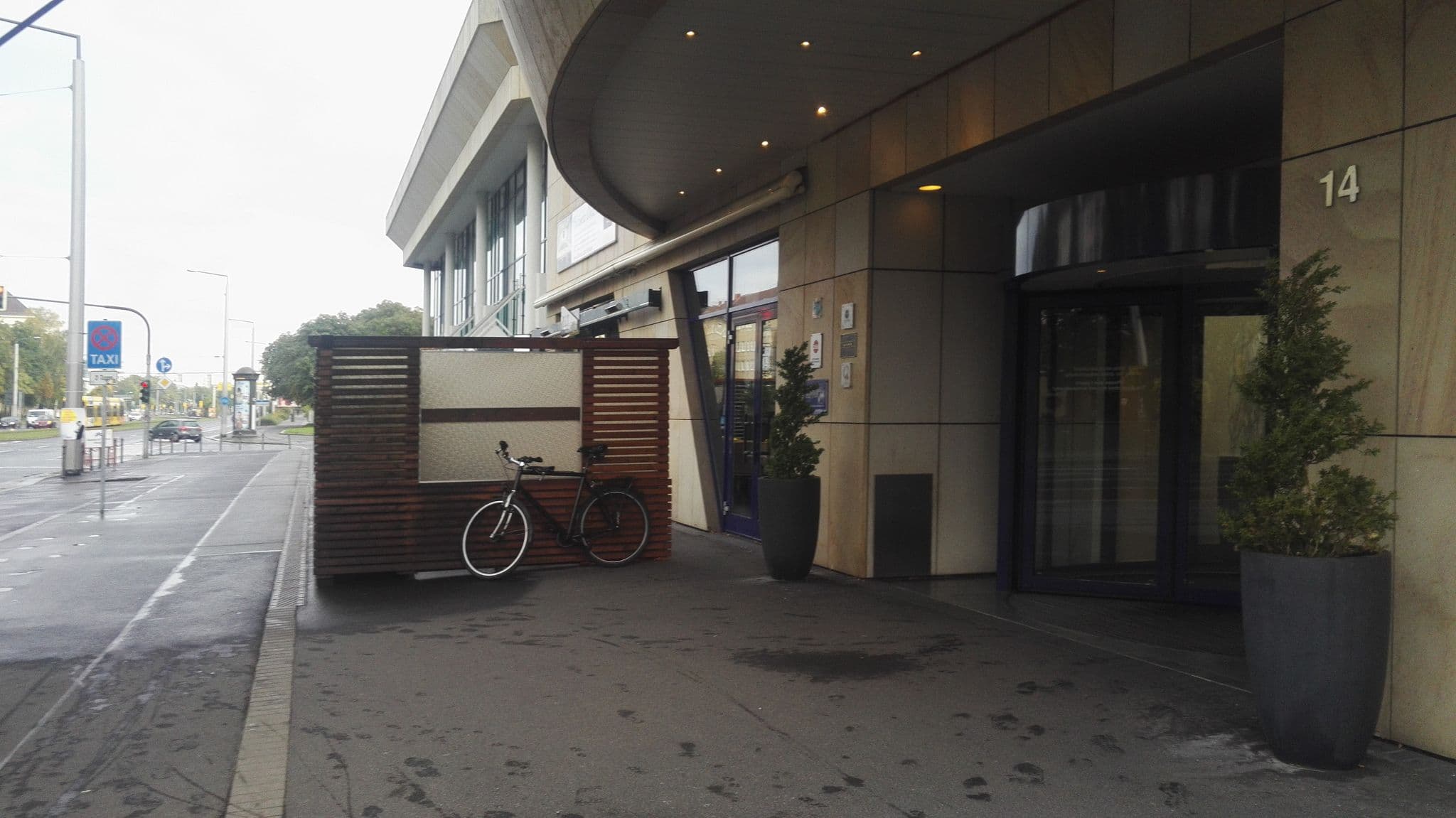 Street view near Dorint, Dresden — © aceini (CC BY-SA · Mapillary)