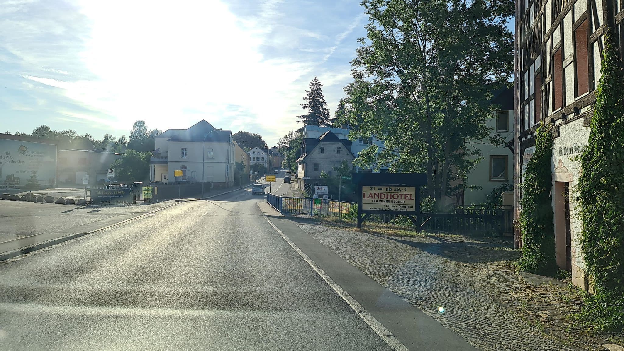 Street view near Landhotel Goldener Becher, Limbach-Oberfrohna — © canislupus (CC BY-SA · Mapillary)