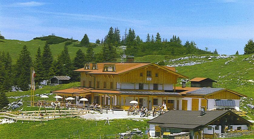 Straubinger Haus (via Wikimedia Commons, CC BY-SA 4.0)