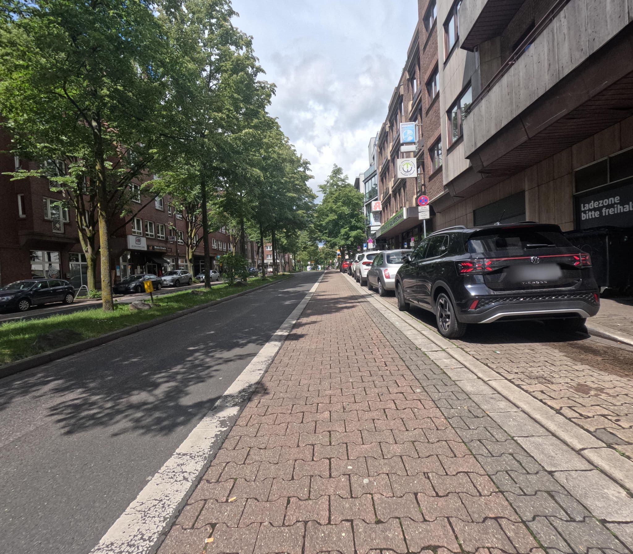 Street view near City Partner City Hotel Amadeo, Neuss — © rempshaener (CC BY-SA · Mapillary)