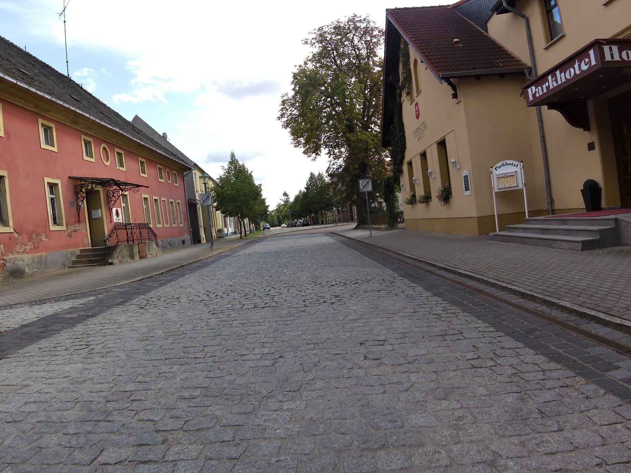 Street view near Parkhotel, Wörlitz — © zoegglmeyr (CC BY-SA · Mapillary)