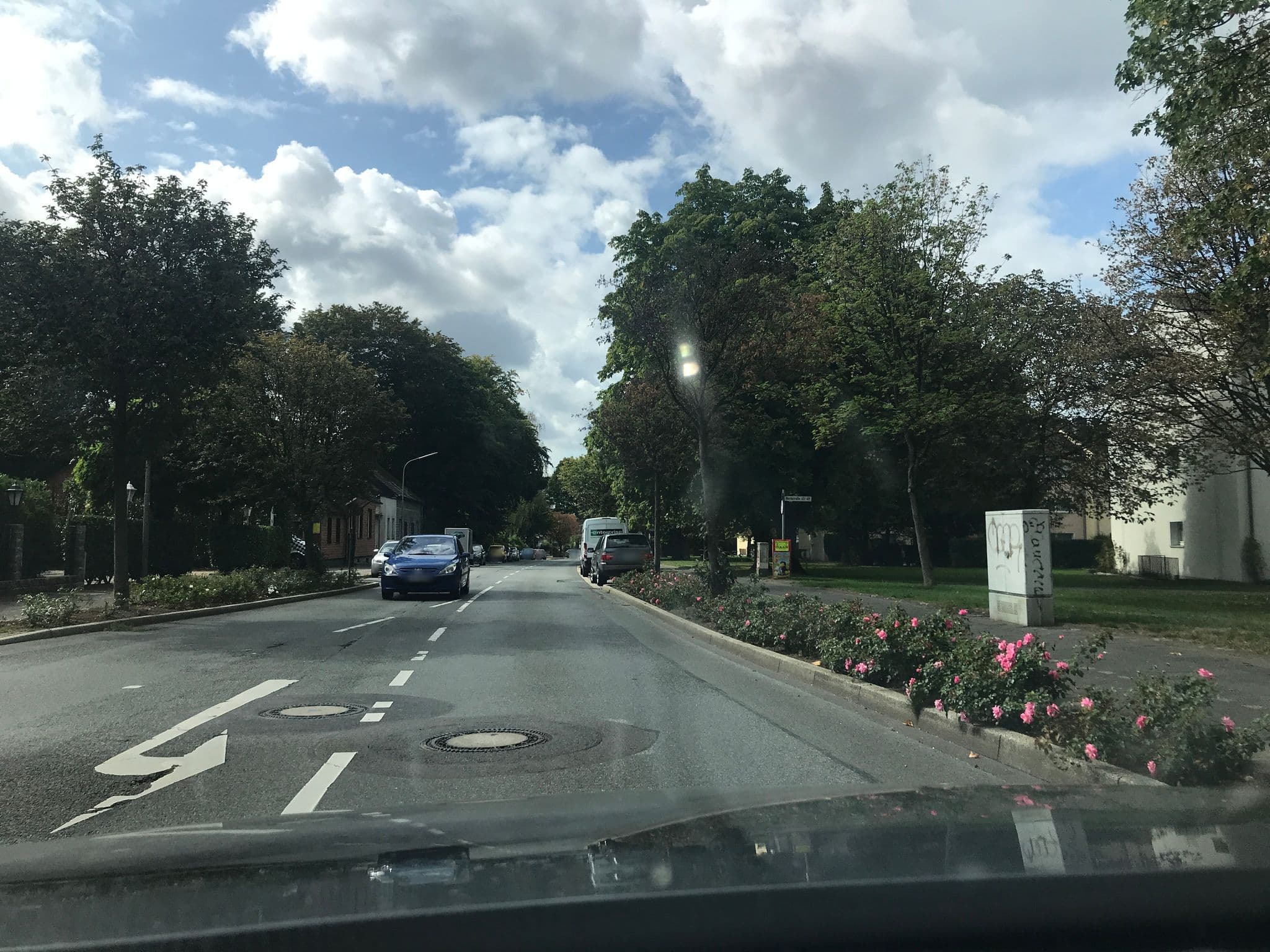Street view near Hotel im Park, Haan — © saschahaberkorn (CC BY-SA · Mapillary)