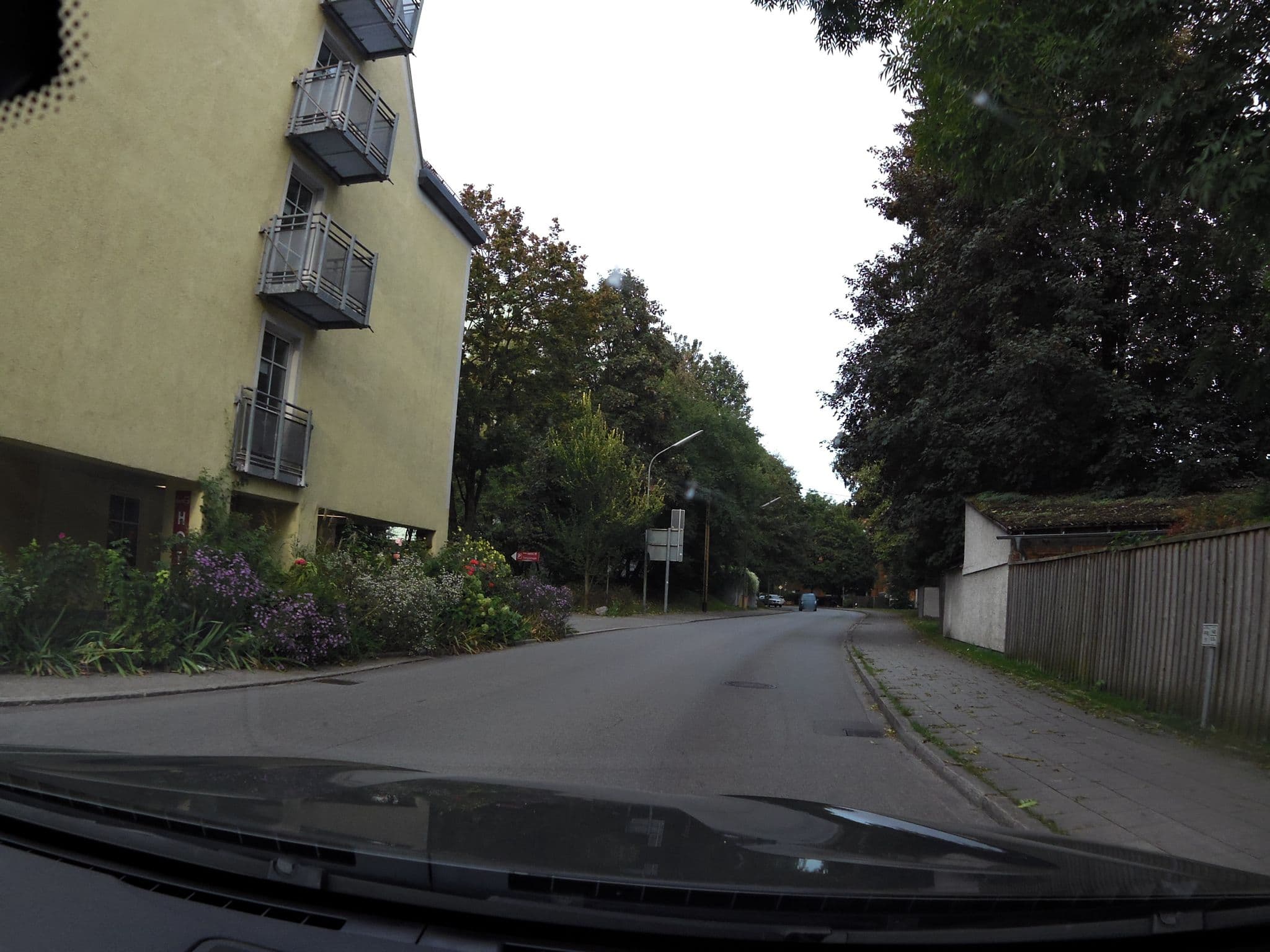 Street view near Coffee Fellows Hotel, Gröbenzell — © czmrtn (CC BY-SA · Mapillary)