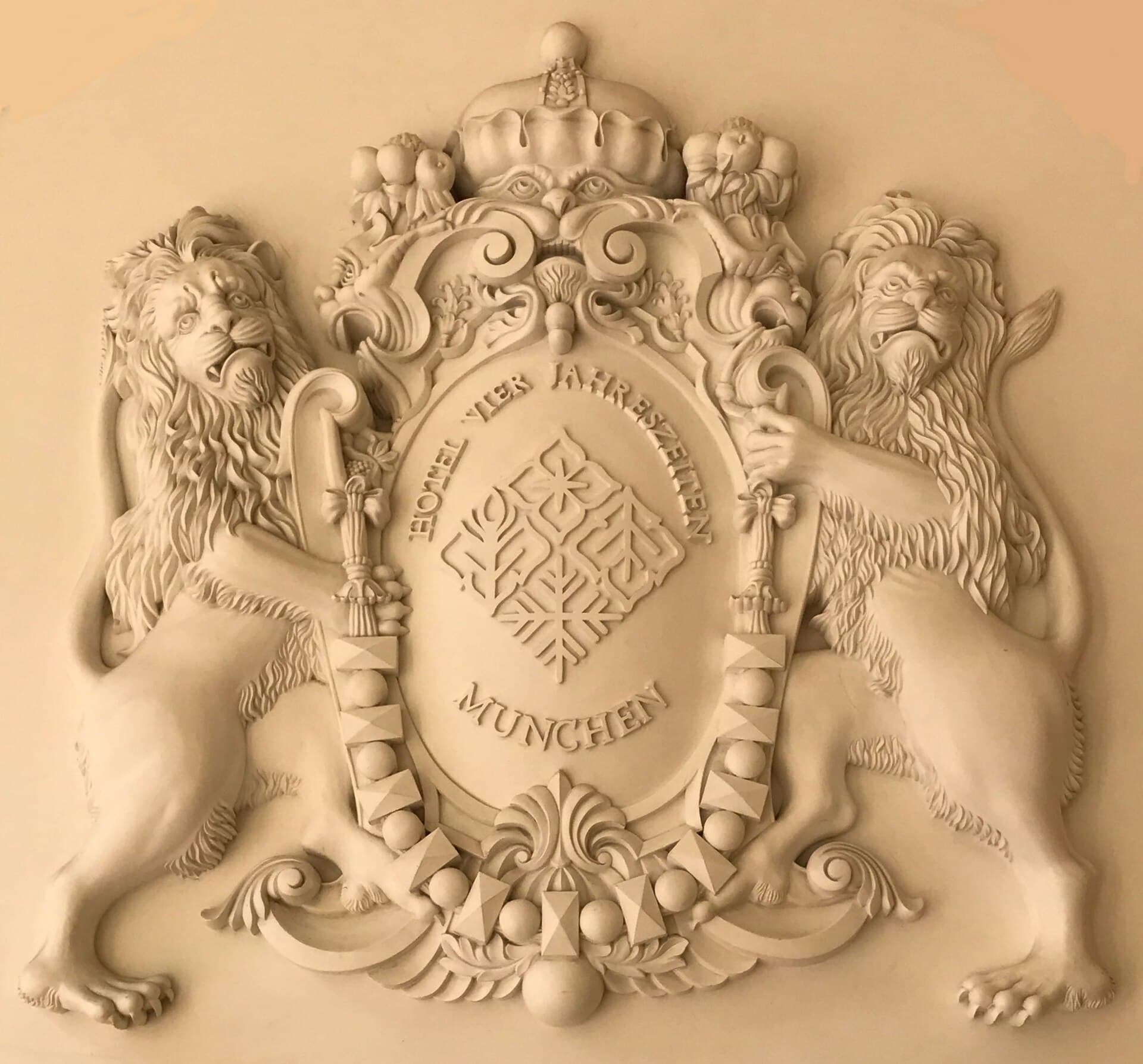 Hotel Vier Jahreszeiten Kempinski München (via Wikimedia Commons, CC BY-SA 4.0)