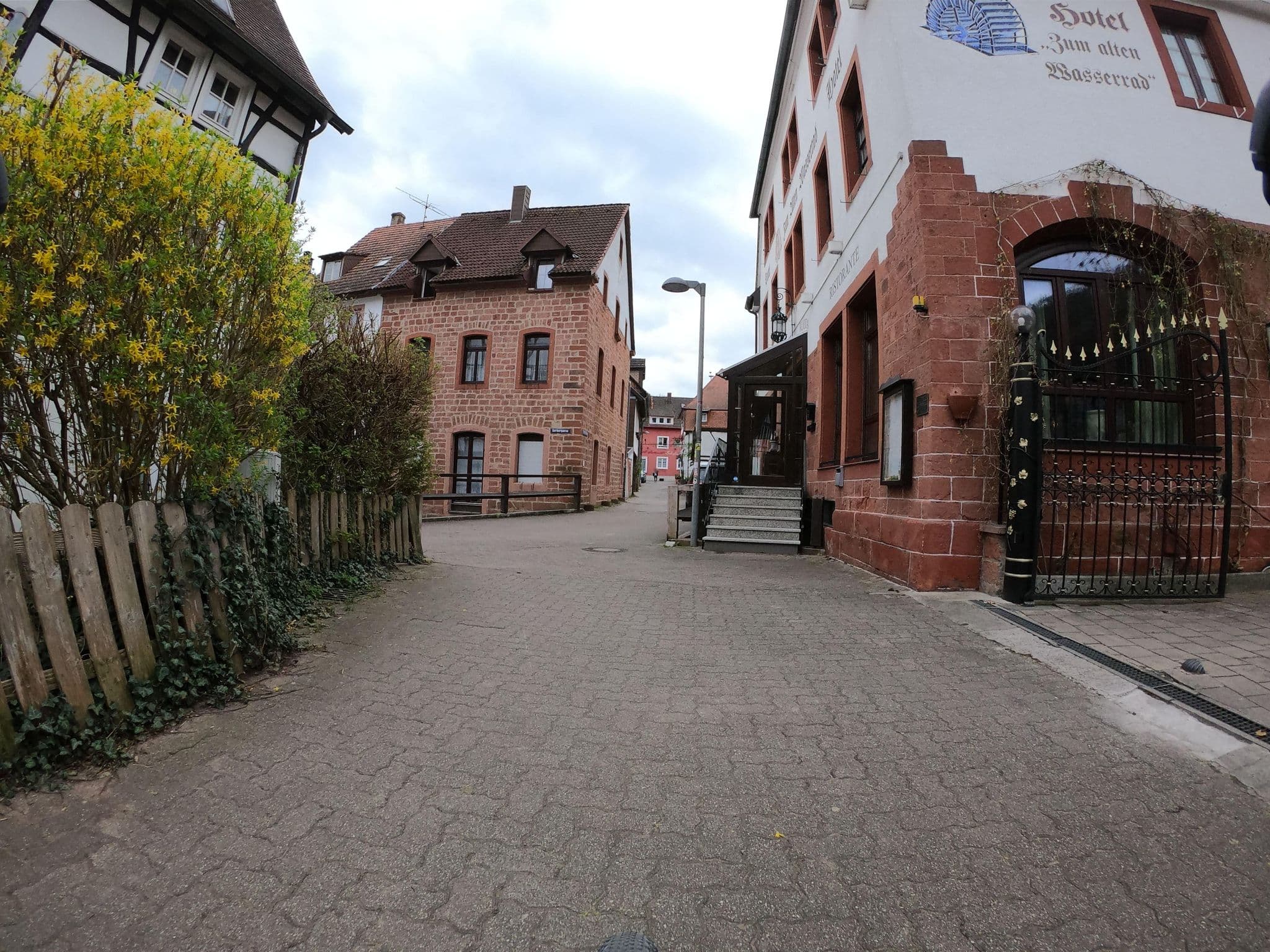 Street view near Zum alten Wasserrad, Annweiler am Trifels — © bittelwangen (CC BY-SA · Mapillary)