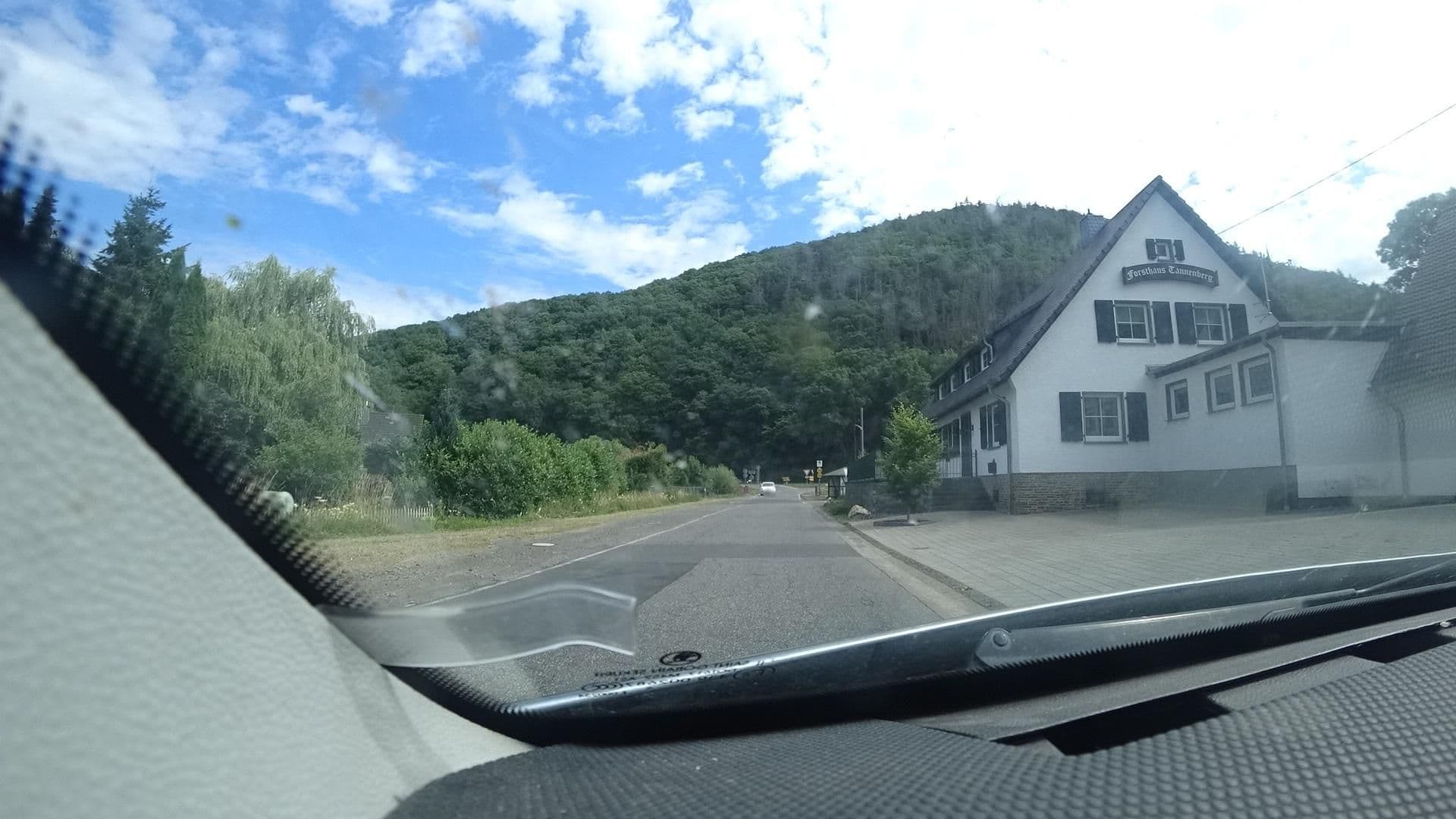 Street view near Forsthaus Tannenberg, Ahrbrück — © michellefritz (CC BY-SA · Mapillary)