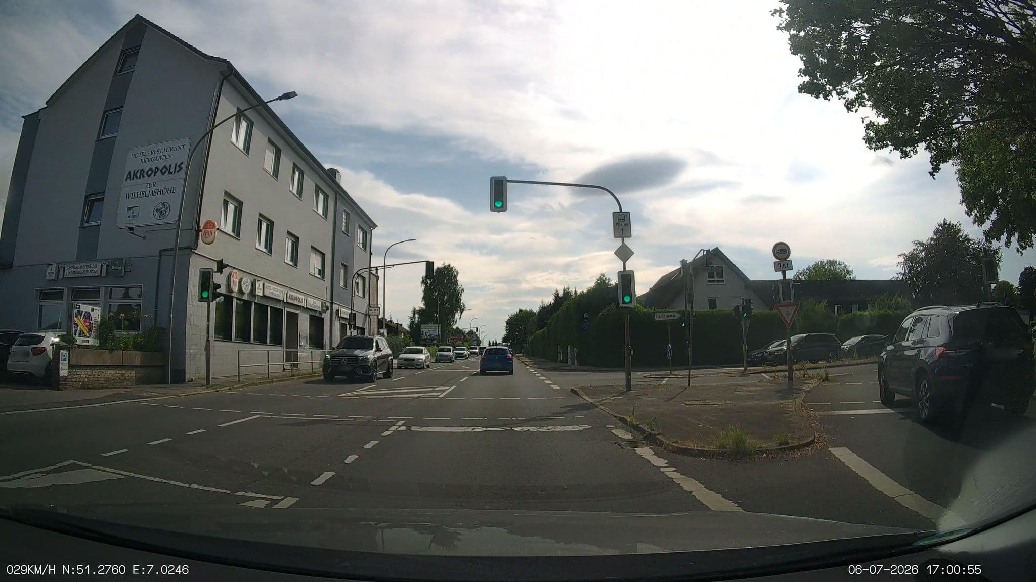 Street view near Akropolis zur Wilhelmshöhe, Wülfrath — © heetENkoel (CC BY-SA · Mapillary)