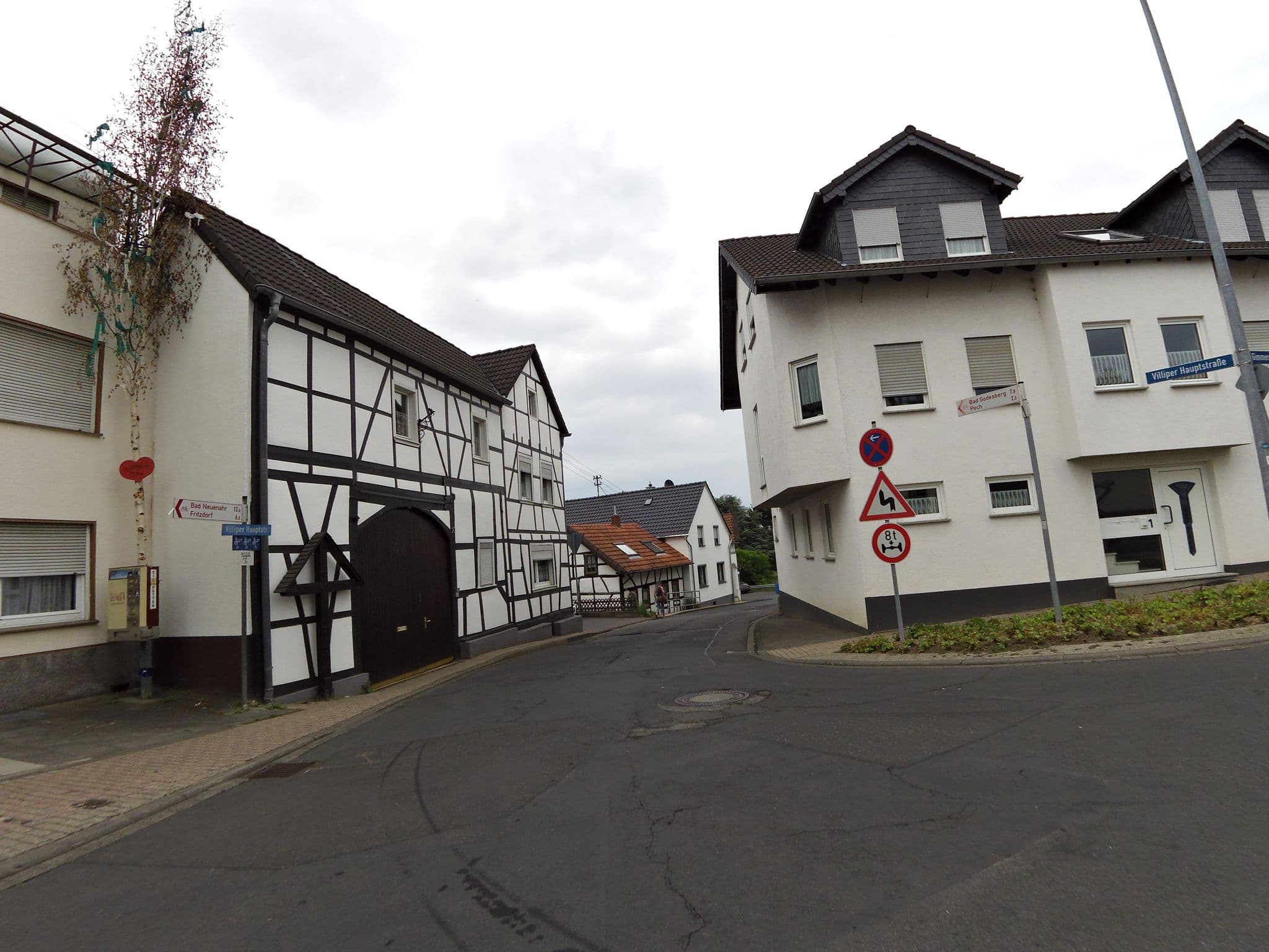 Street view near Gasthof Henseler, Wachtberg — © bitnapper (CC BY-SA · Mapillary)