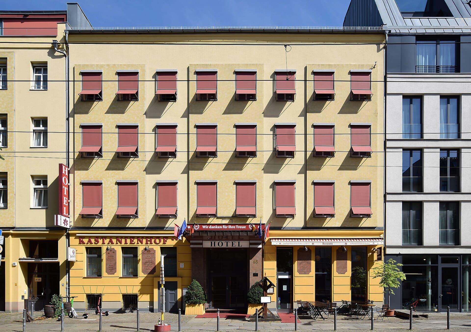 Kastanienhof (via Wikimedia Commons, CC0)