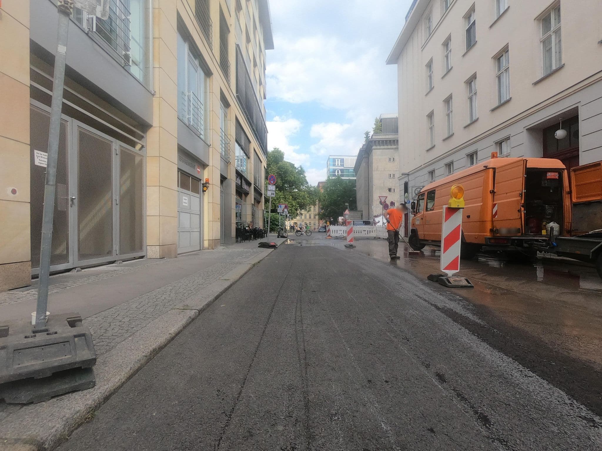 Street view near Hotel Amelie, Tiergarten — © carlheinz (CC BY-SA · Mapillary)