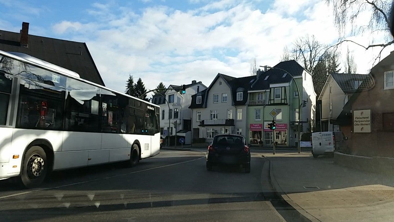 Street view near Hotel Behrmann, Blankenese — © tian (CC BY-SA · Mapillary)