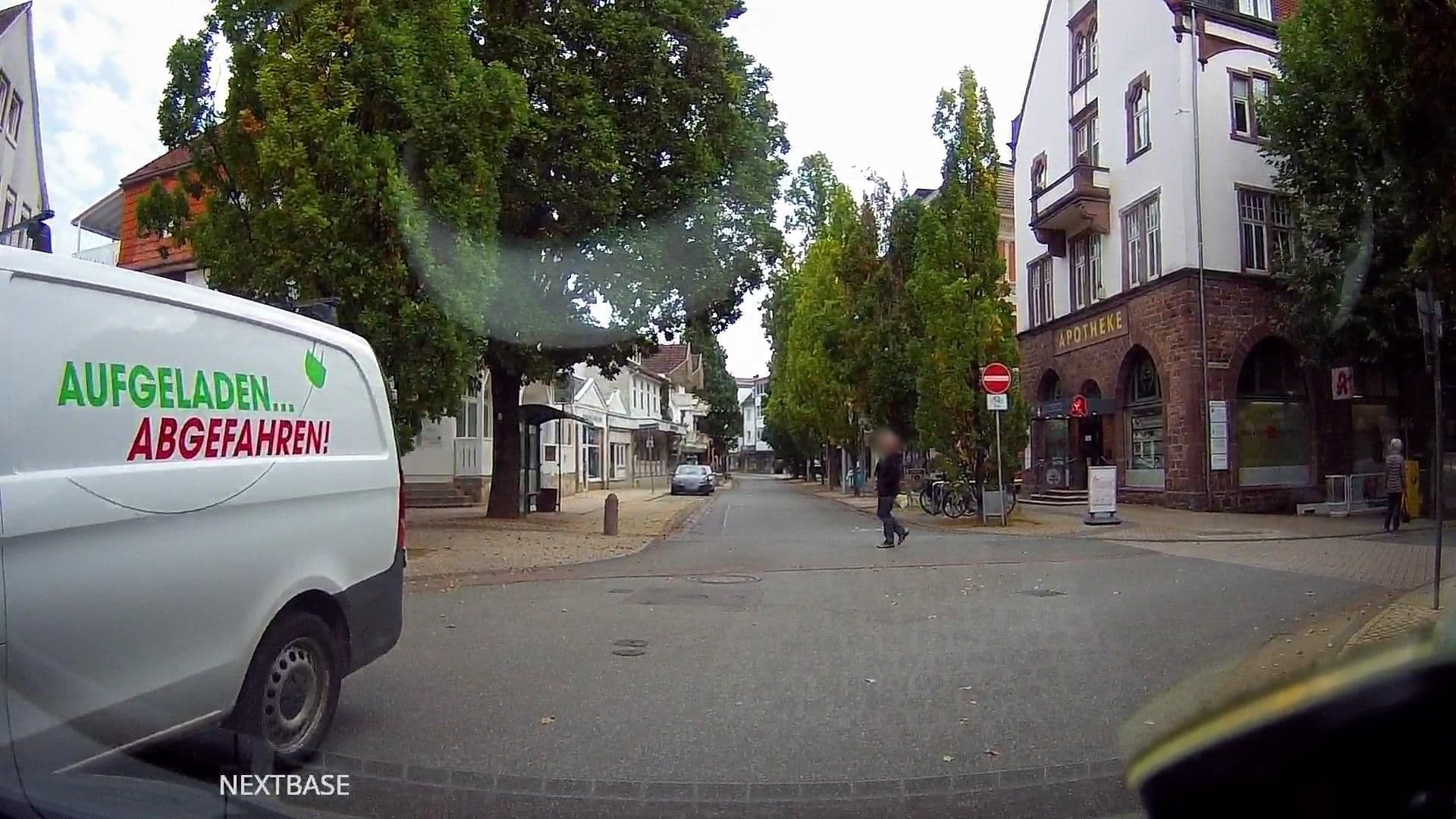 Street view near Haus Steinmeyer, Bad Pyrmont — © derlipper (CC BY-SA · Mapillary)
