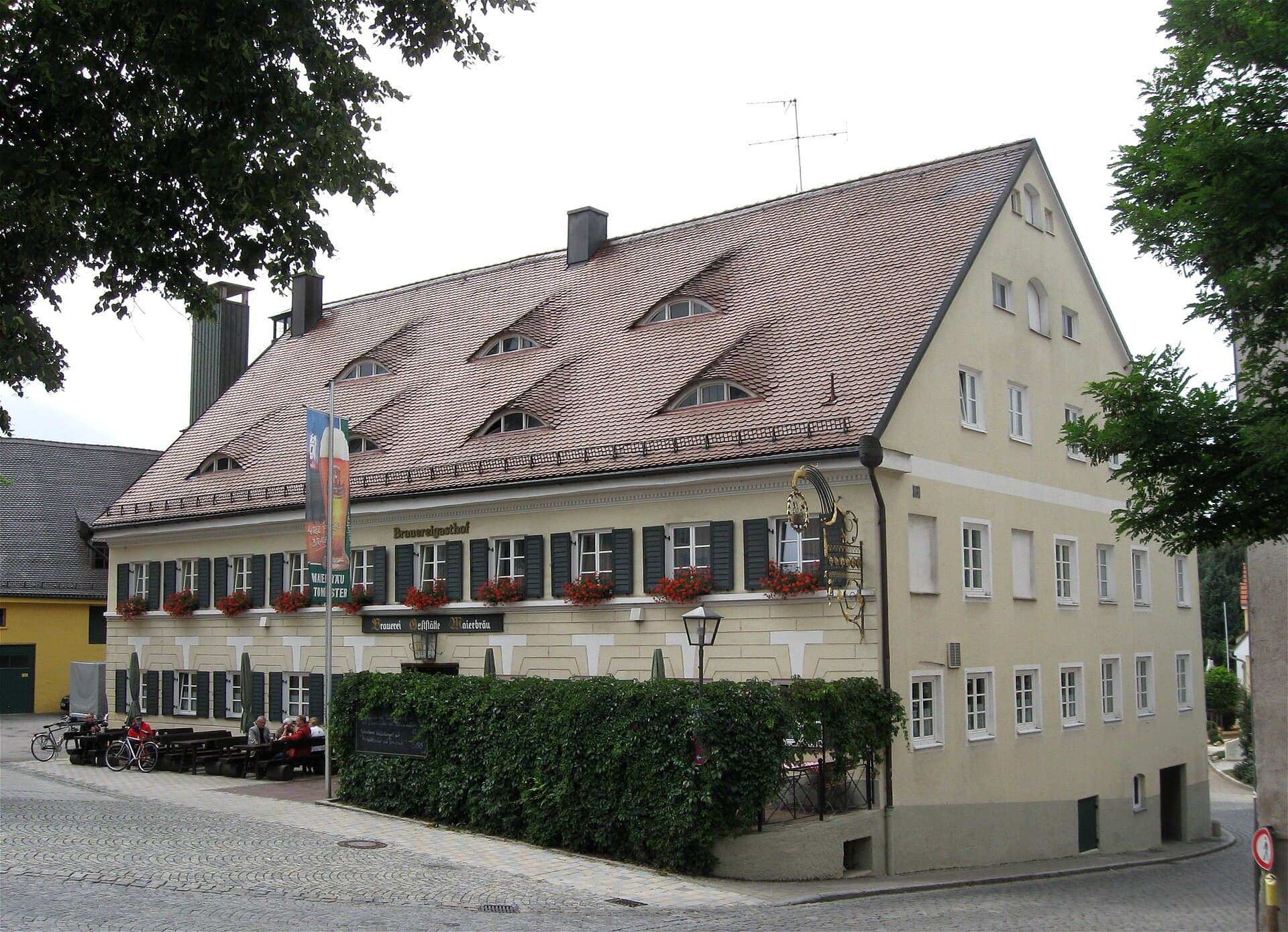 Hotel Maierbräu (via Wikimedia Commons, CC BY-SA 3.0)