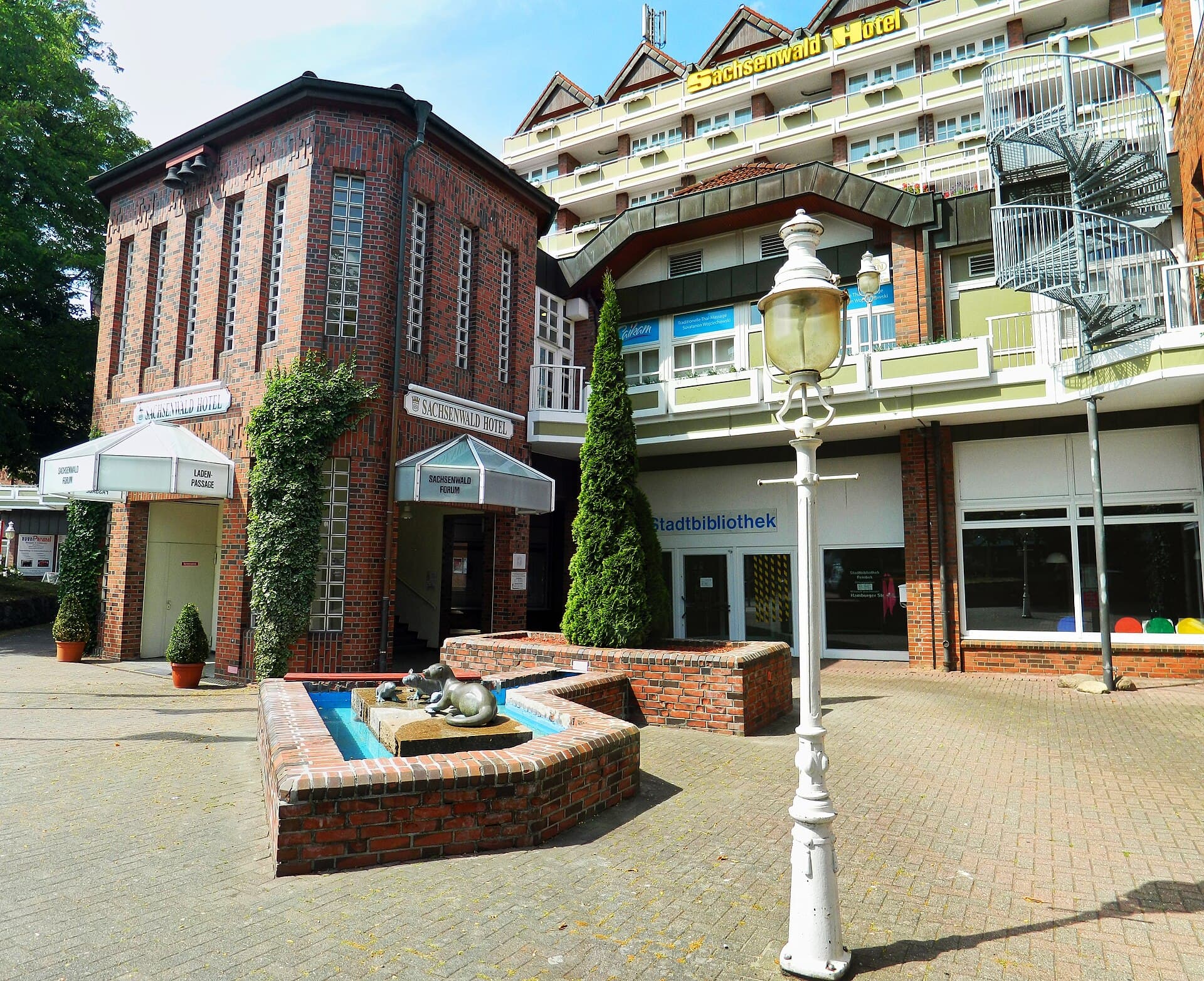 Sachsenwald Hotel Reinbek (via Wikimedia Commons, CC BY 3.0)