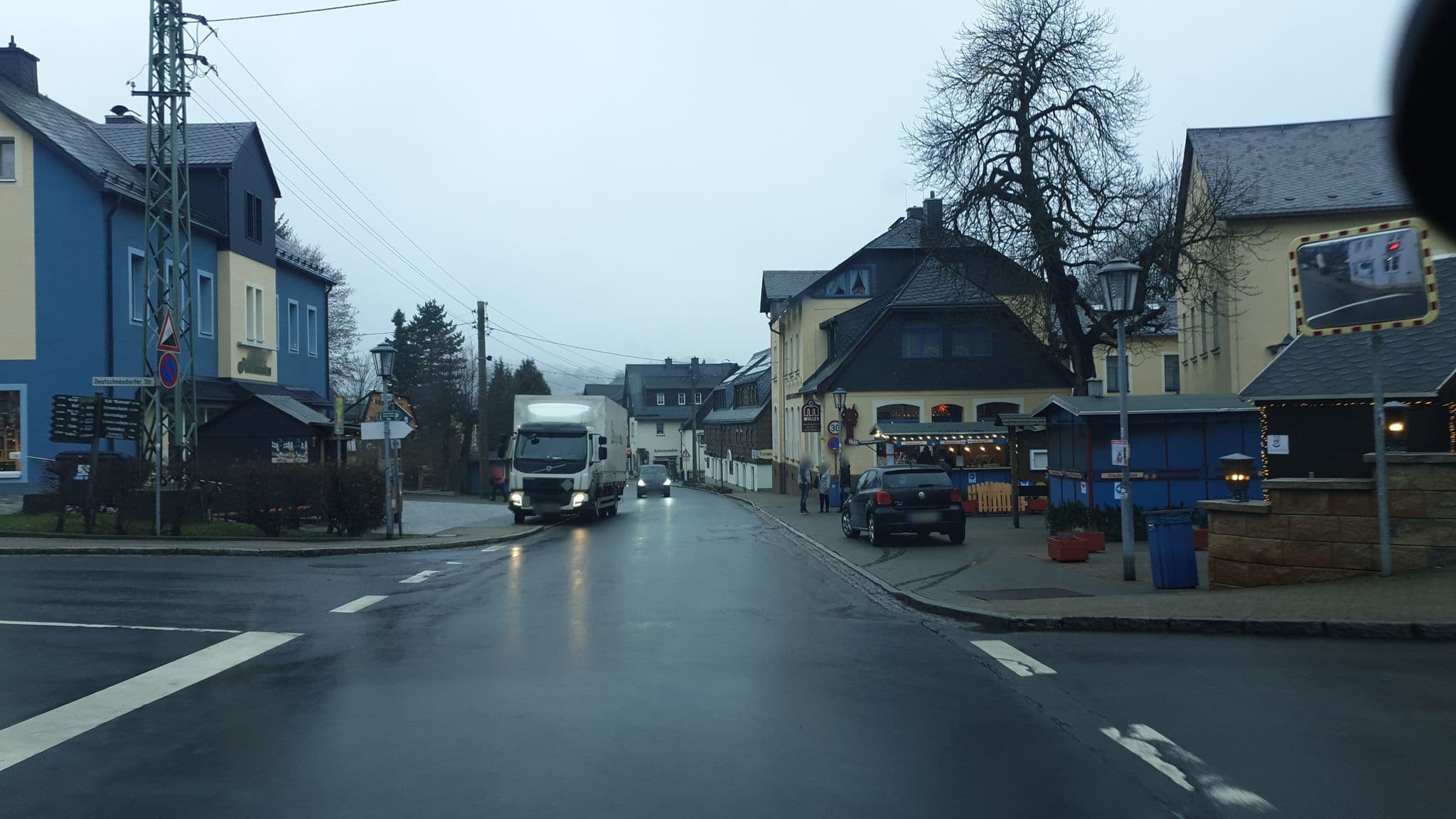 Street view near Hotel Erbgericht - Buntes Haus, Seiffen — © canislupus (CC BY-SA · Mapillary)