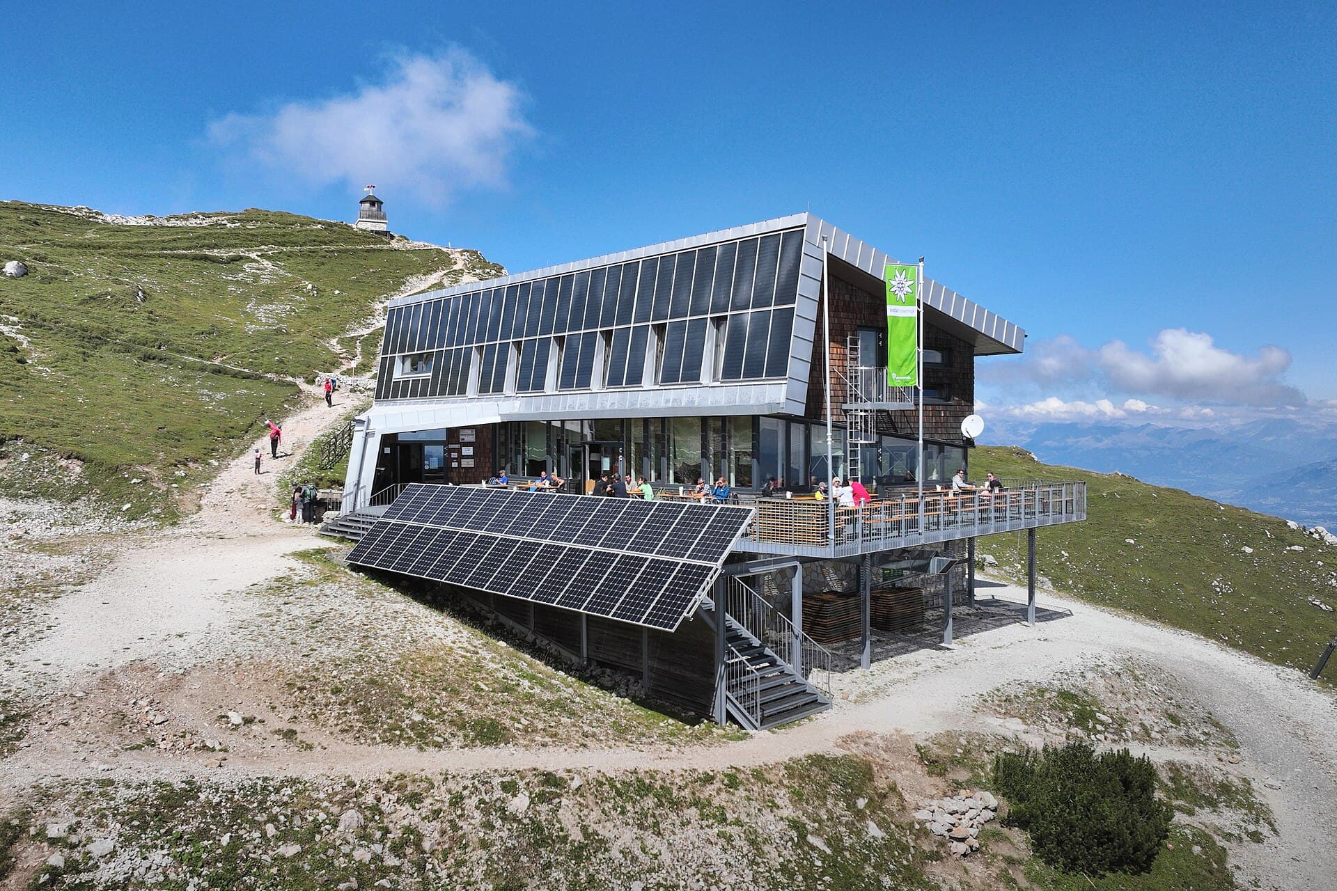 Dobratsch Gipfelhaus (via Wikimedia Commons, CC BY-SA 4.0)