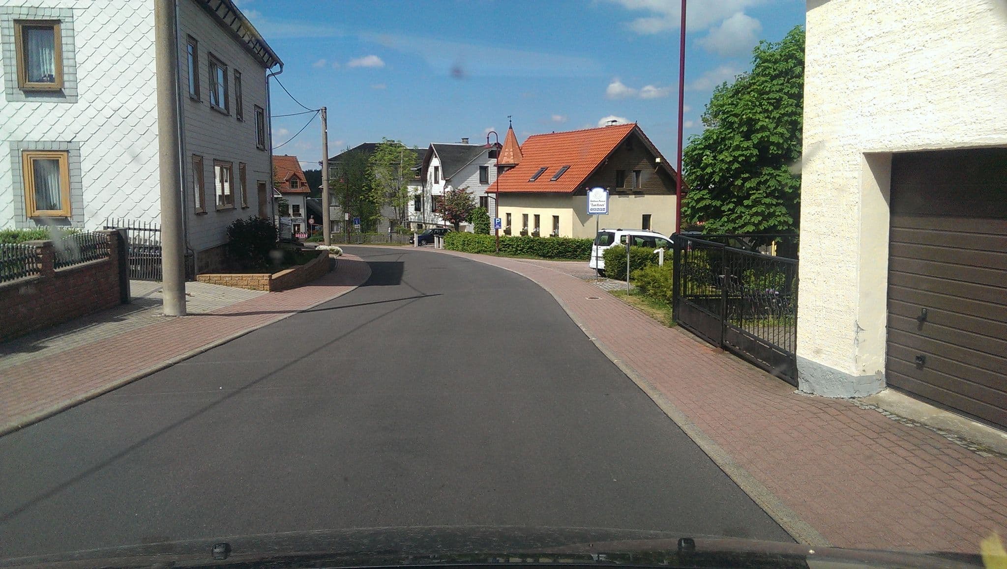 Street view near Ferienwohnung Helga Hanf, Geraberg — © bufonto (CC BY-SA · Mapillary)