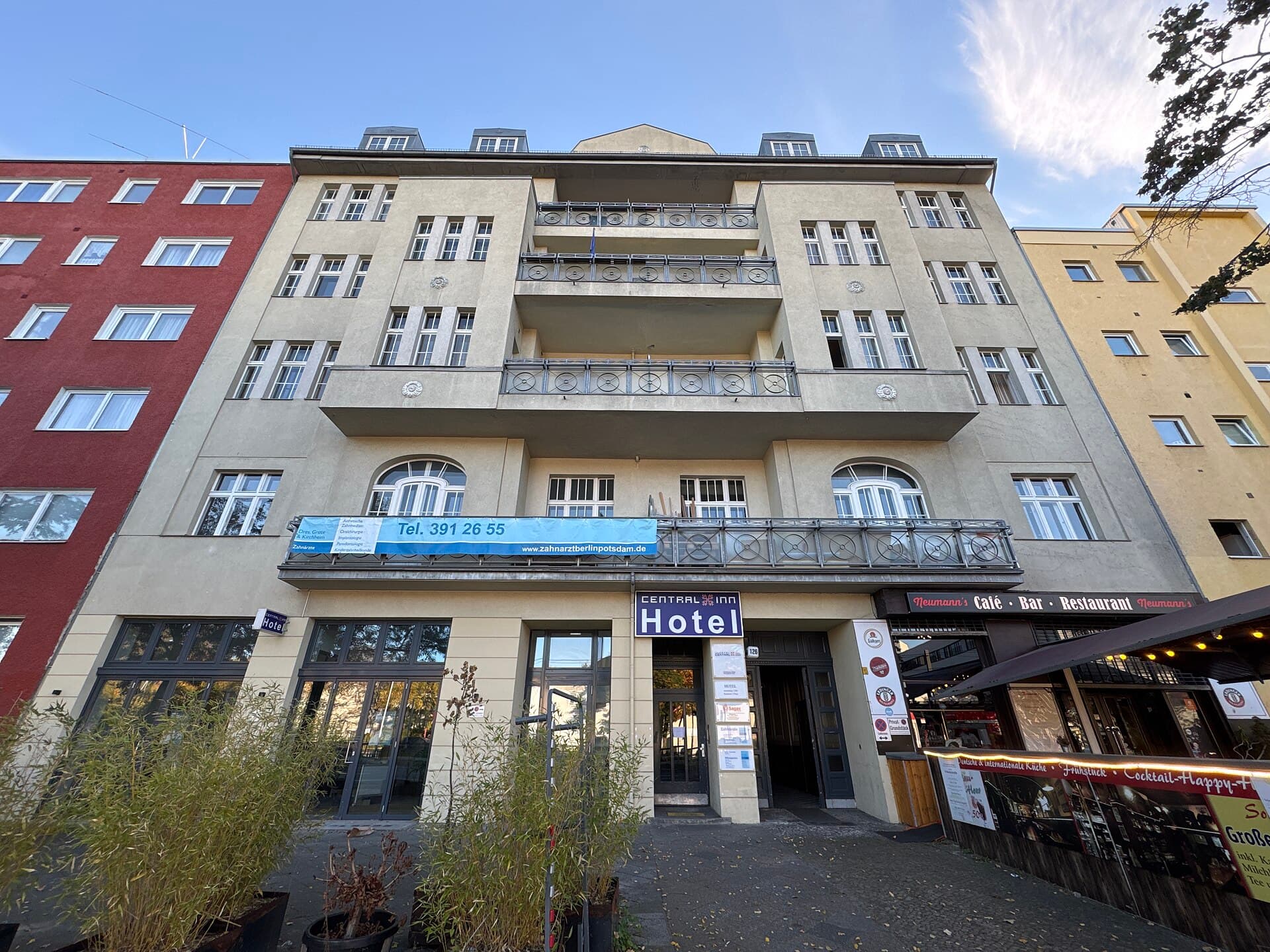 Central Inn (via Wikimedia Commons, CC BY-SA 3.0)
