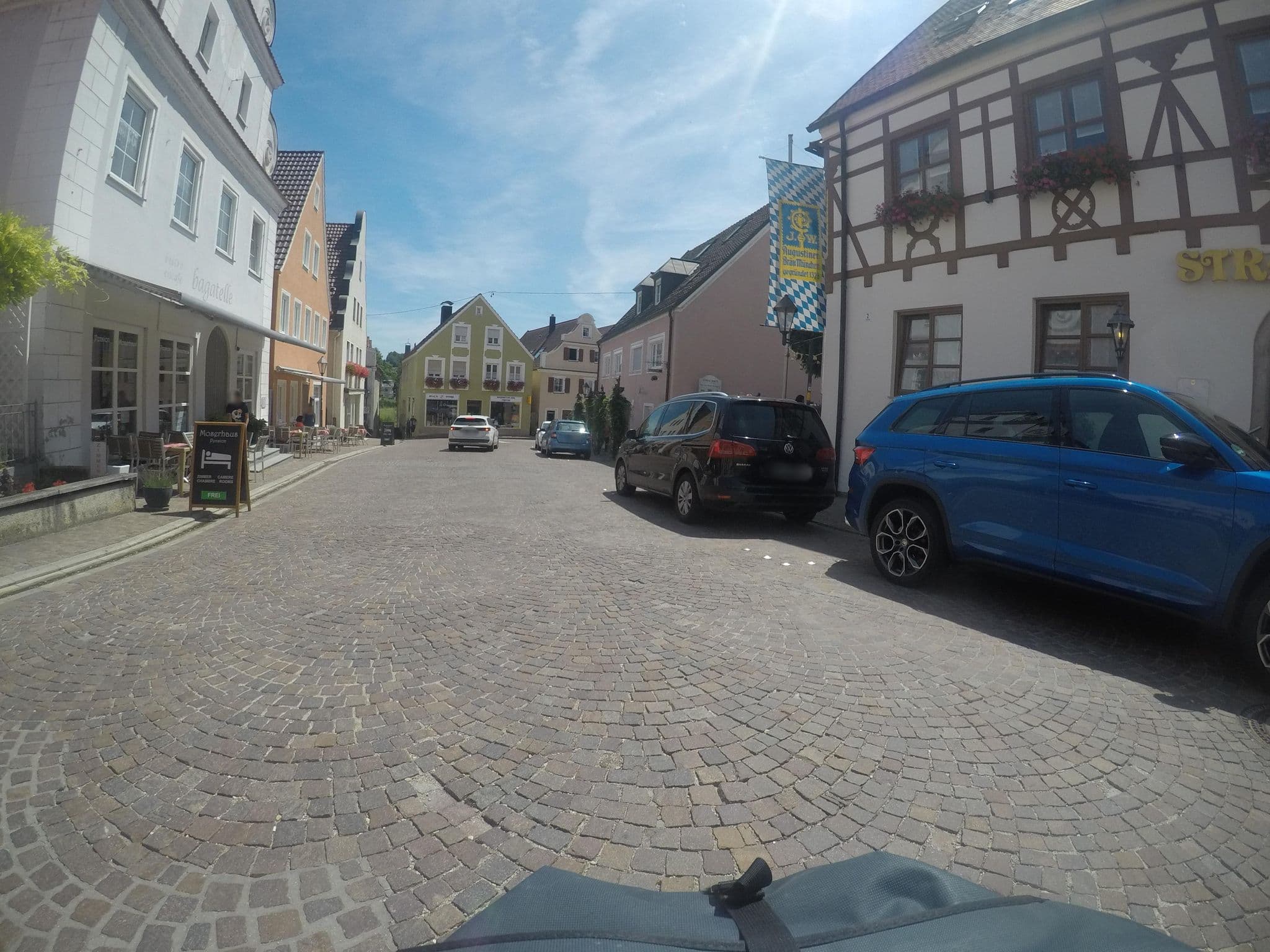 Street view near Hotel Zum Straußen, Huisheim — © mfa (CC BY-SA · Mapillary)