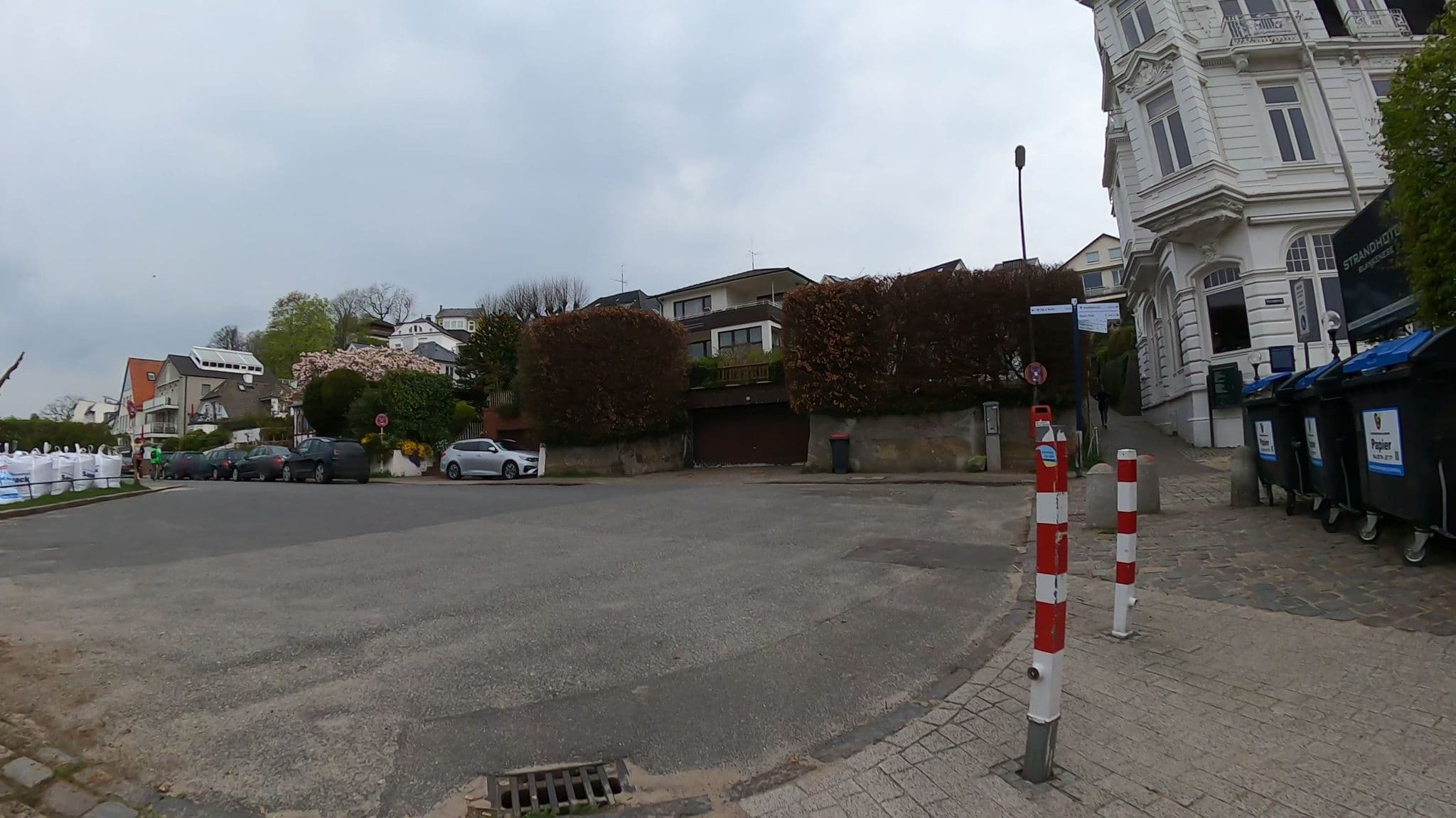 Street view near Strandhotel Blankenese, Blankenese — © veloroute_hamburg (CC BY-SA · Mapillary)