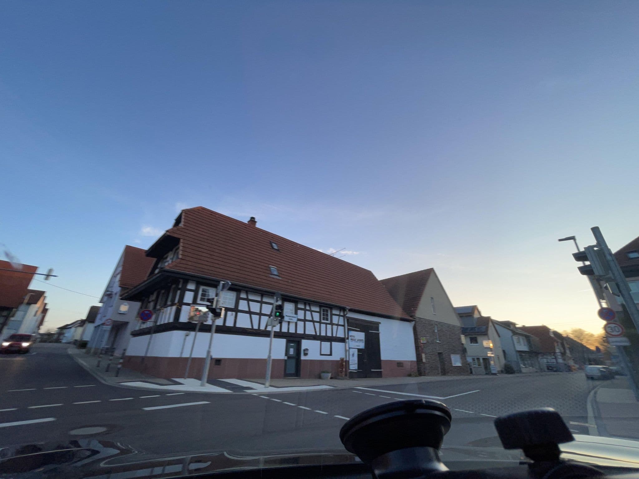 Street view near Sonne, Königsbach-Stein — © pharris0n (CC BY-SA · Mapillary)