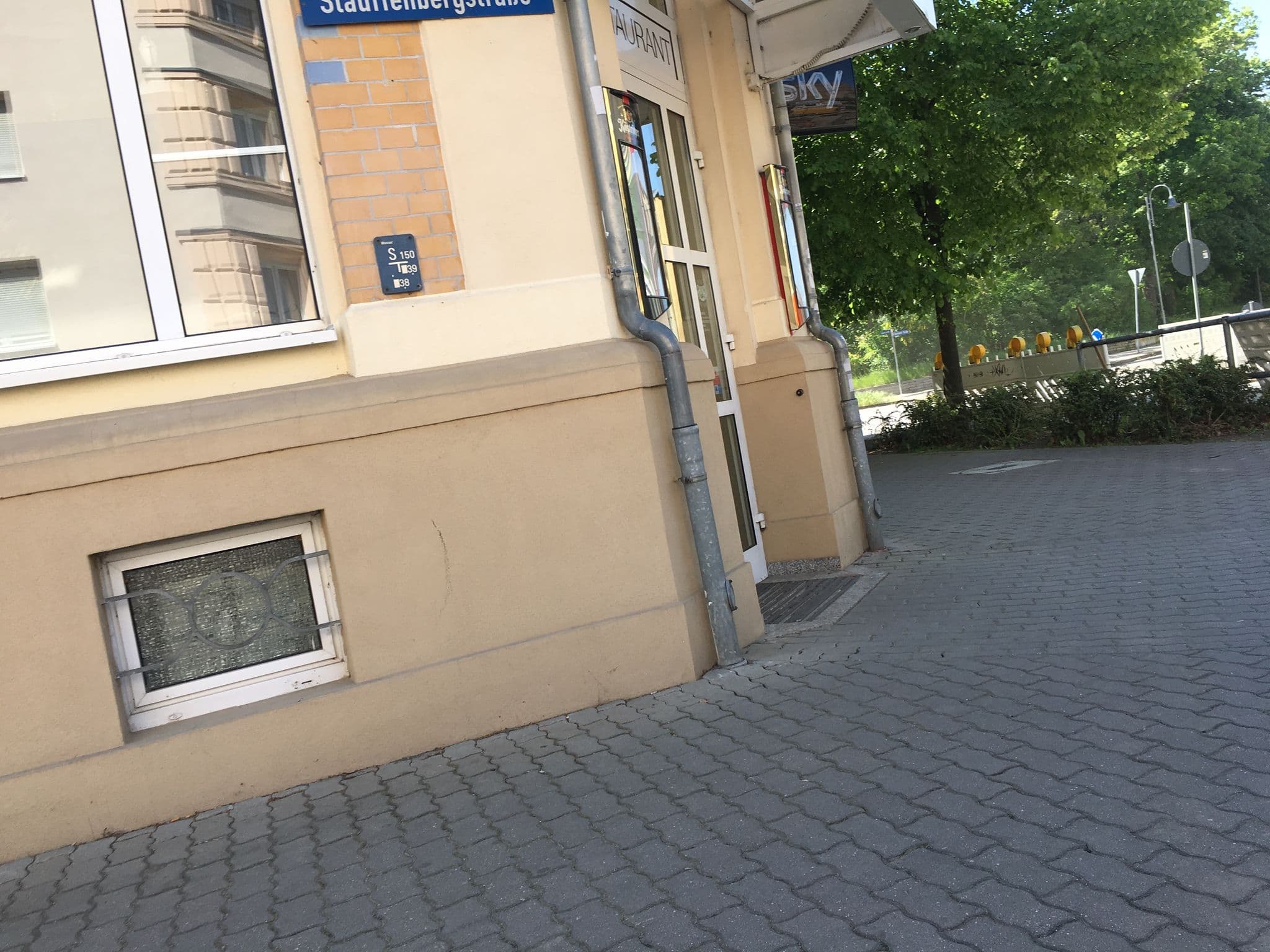 Street view near Hotel & Restaurant „Drei Rosen“, Borna — © dl7auq (CC BY-SA · Mapillary)