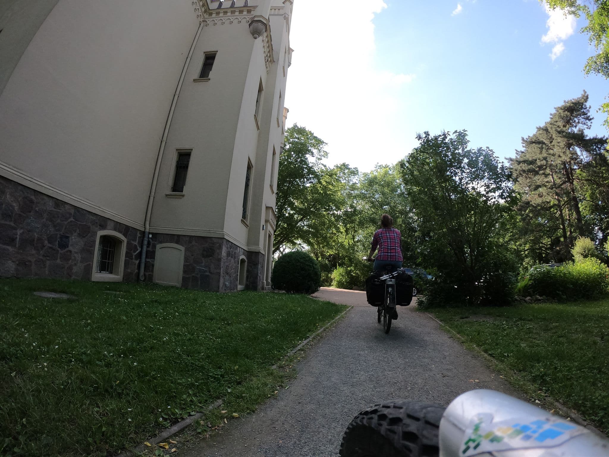 Street view near Schloss Reichenow, Prötzel — © masterofnoroad (CC BY-SA · Mapillary)