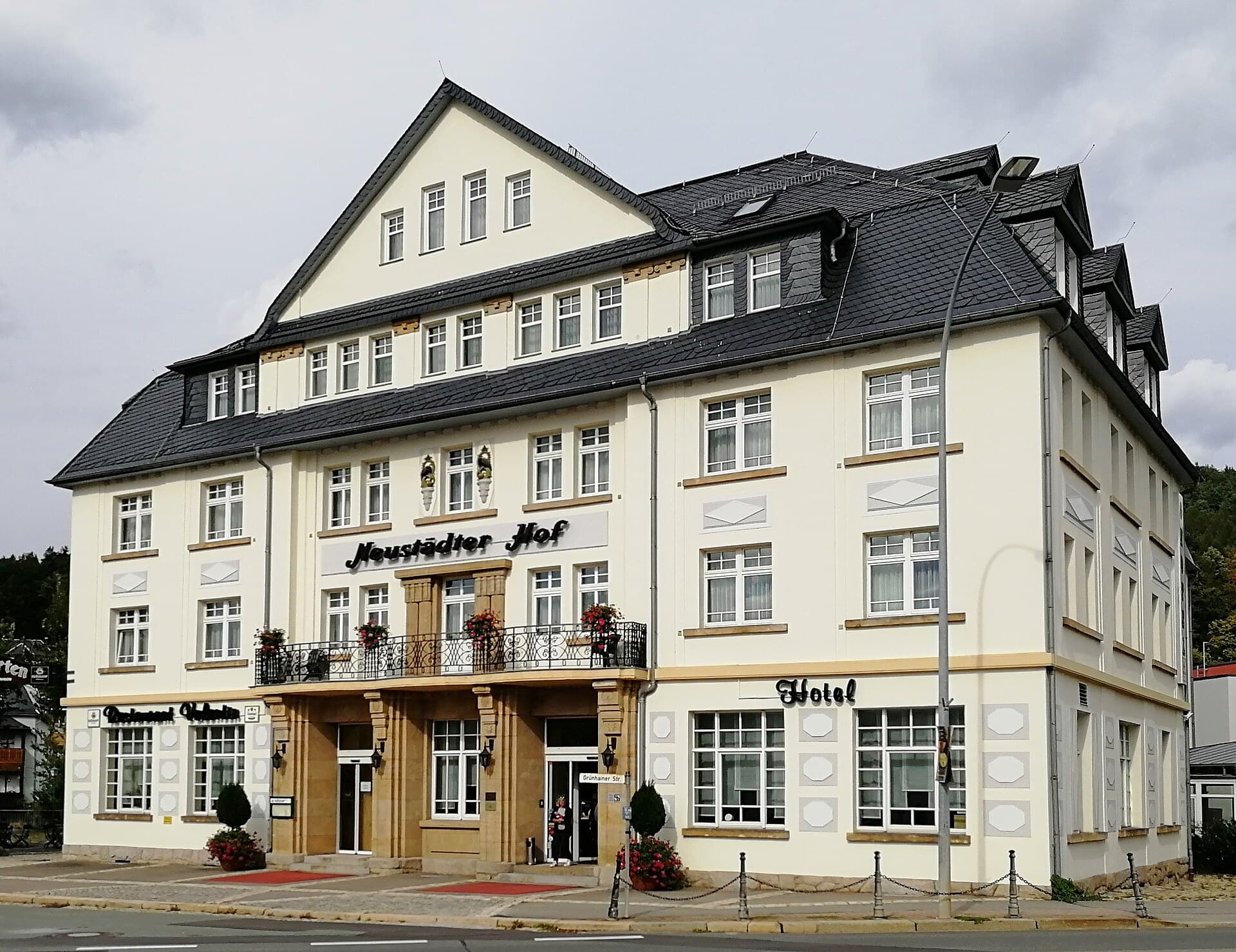 Neustädter Hof (via Wikimedia Commons, CC BY-SA 4.0)