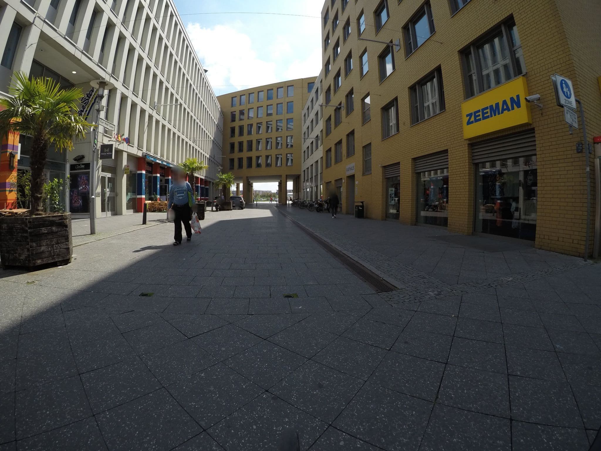 Street view near hotelhellemitte, Hellersdorf — © kartonage (CC BY-SA · Mapillary)