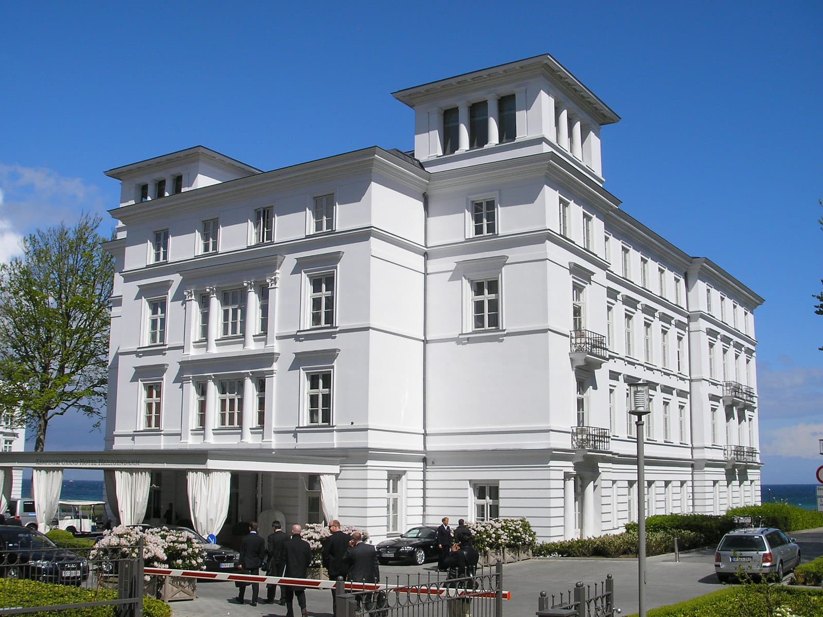 Grand Hotel Heiligendamm (via Wikimedia Commons, Public domain)