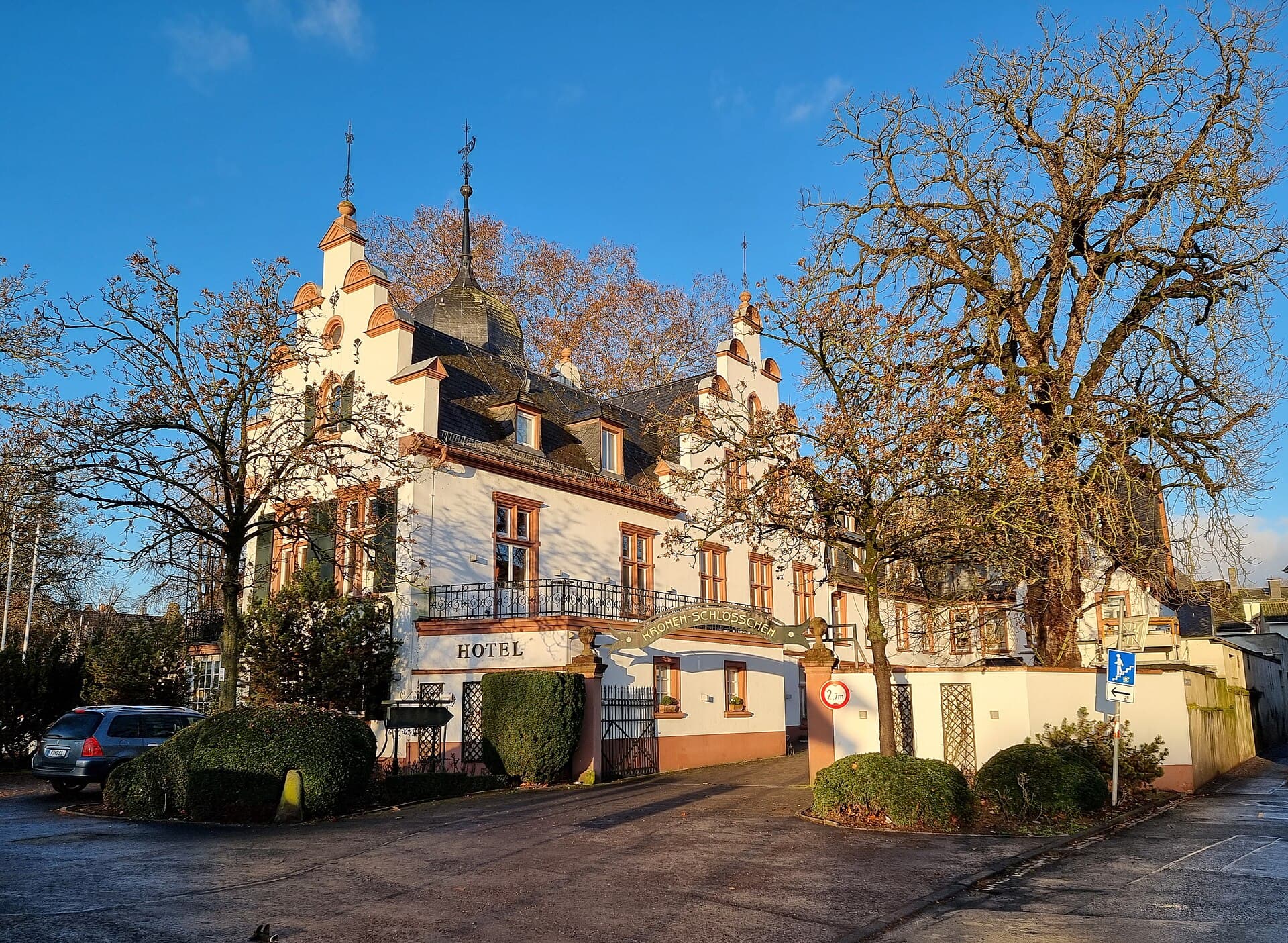 Kronenschlösschen (via Wikimedia Commons, CC BY-SA 4.0)