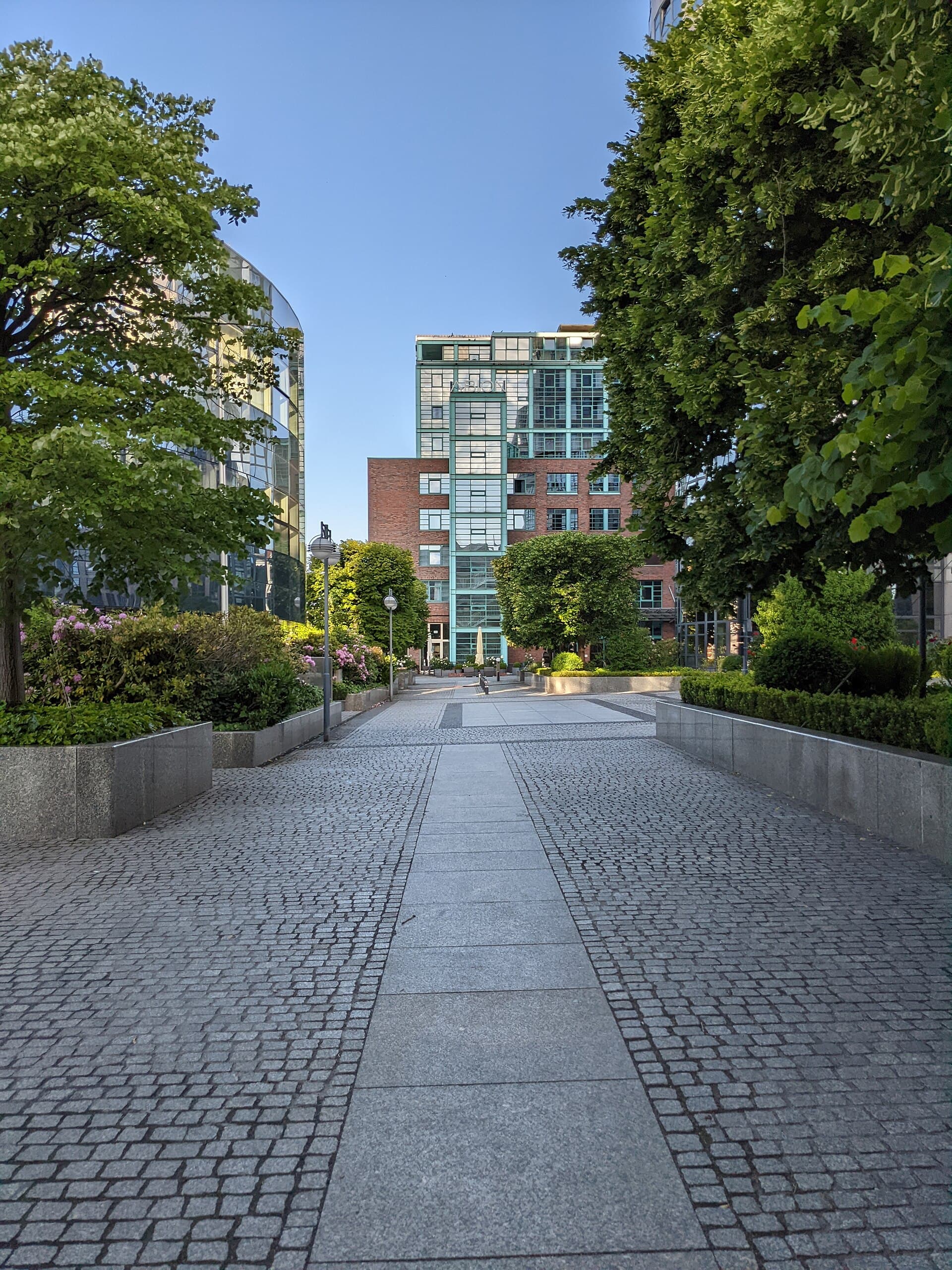 Ameron Hotel Abion Spreebogen Berlin (via Wikimedia Commons, CC BY-SA 4.0)