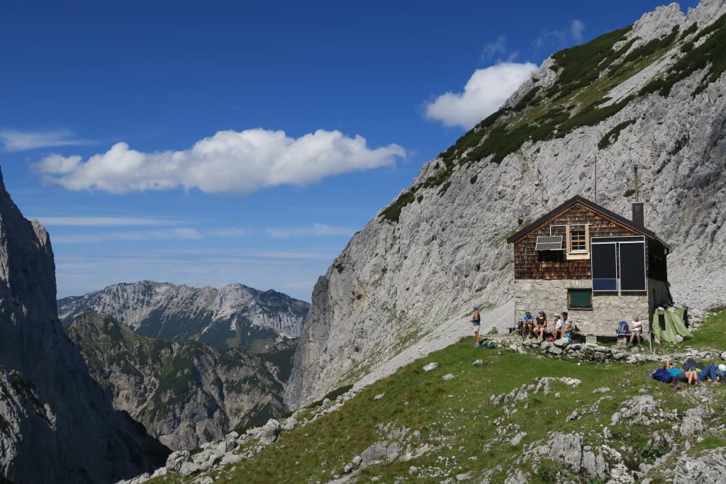 Fritz-Pflaum-Hütte (via Wikimedia Commons, CC BY-SA 4.0)