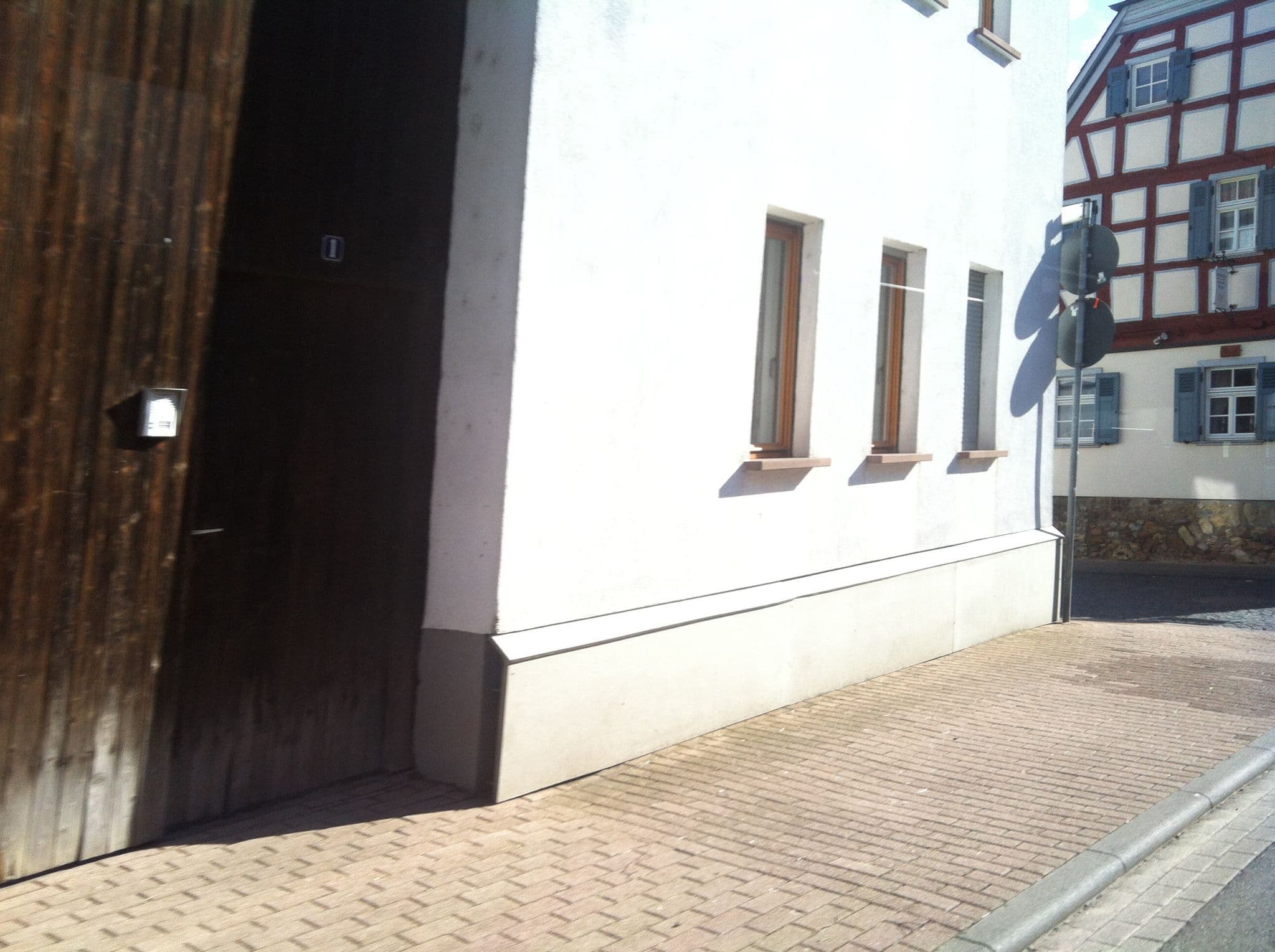 Street view near Kleine Residenz am Schloss, Hochheim am Main — © miguel_andrade (CC BY-SA · Mapillary)