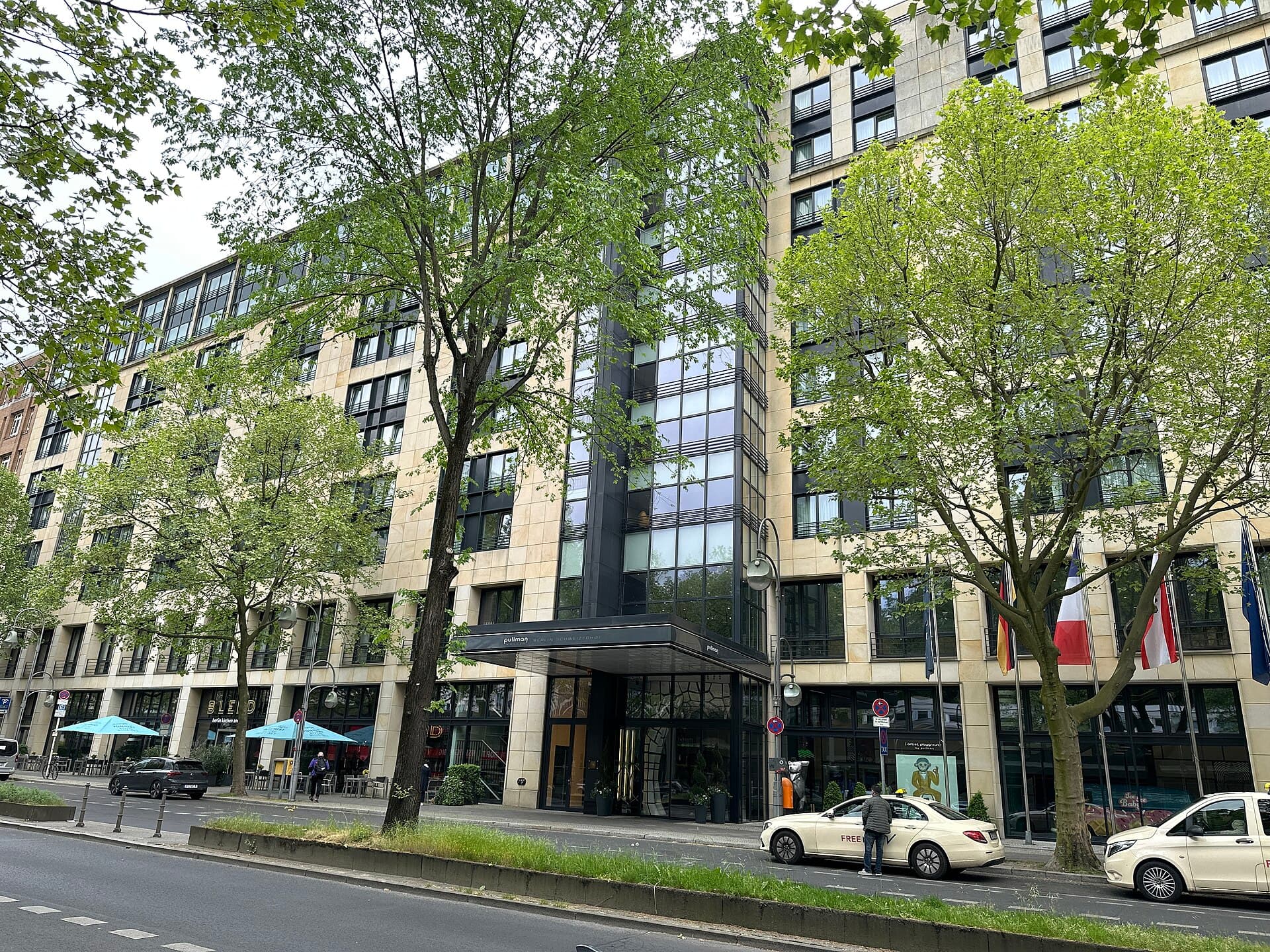 Hotel Pullman Berlin Schweizerhof (via Wikimedia Commons, CC BY-SA 3.0)