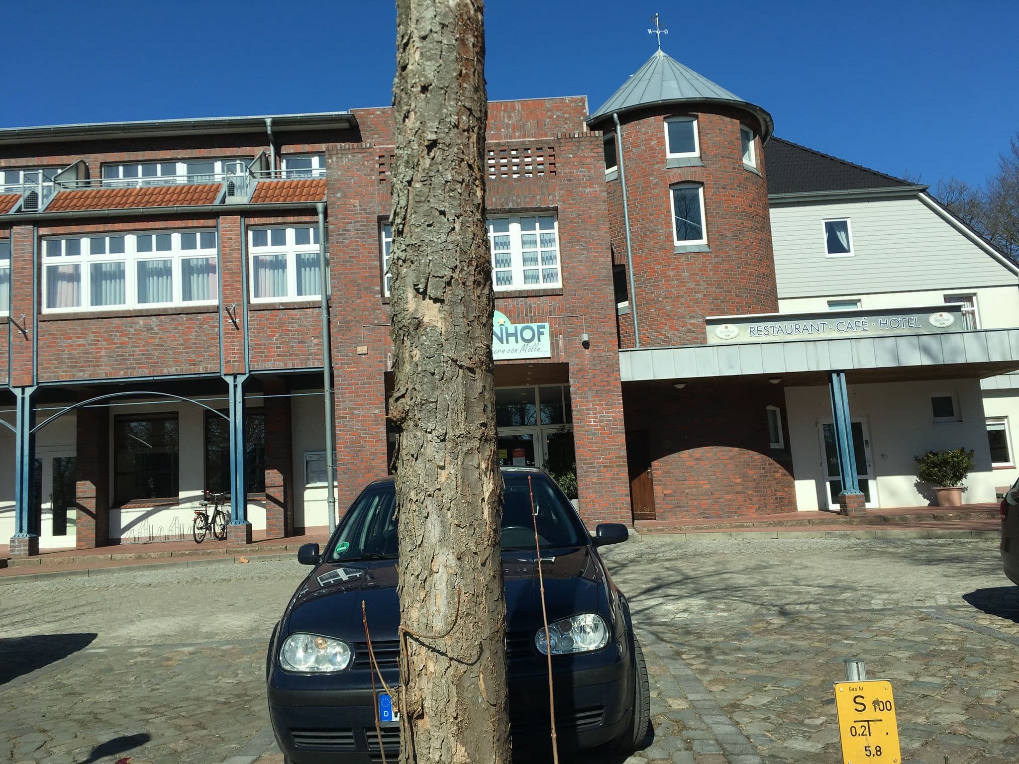 Street view near Hotel Restaurant Quellenhof, Mölln — © ade (CC BY-SA · Mapillary)