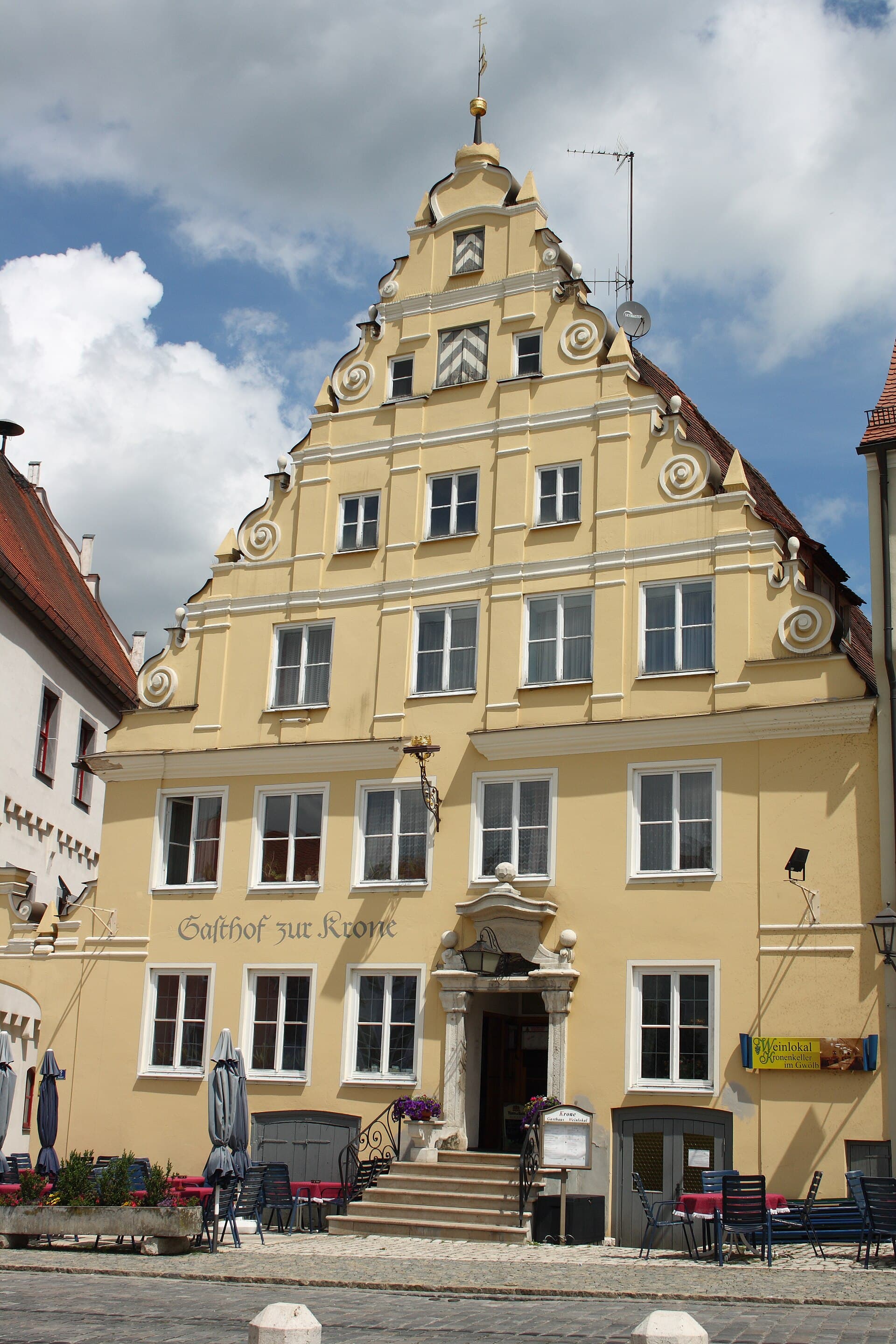 Gasthof zur Krone (via Wikimedia Commons, CC BY-SA 3.0)