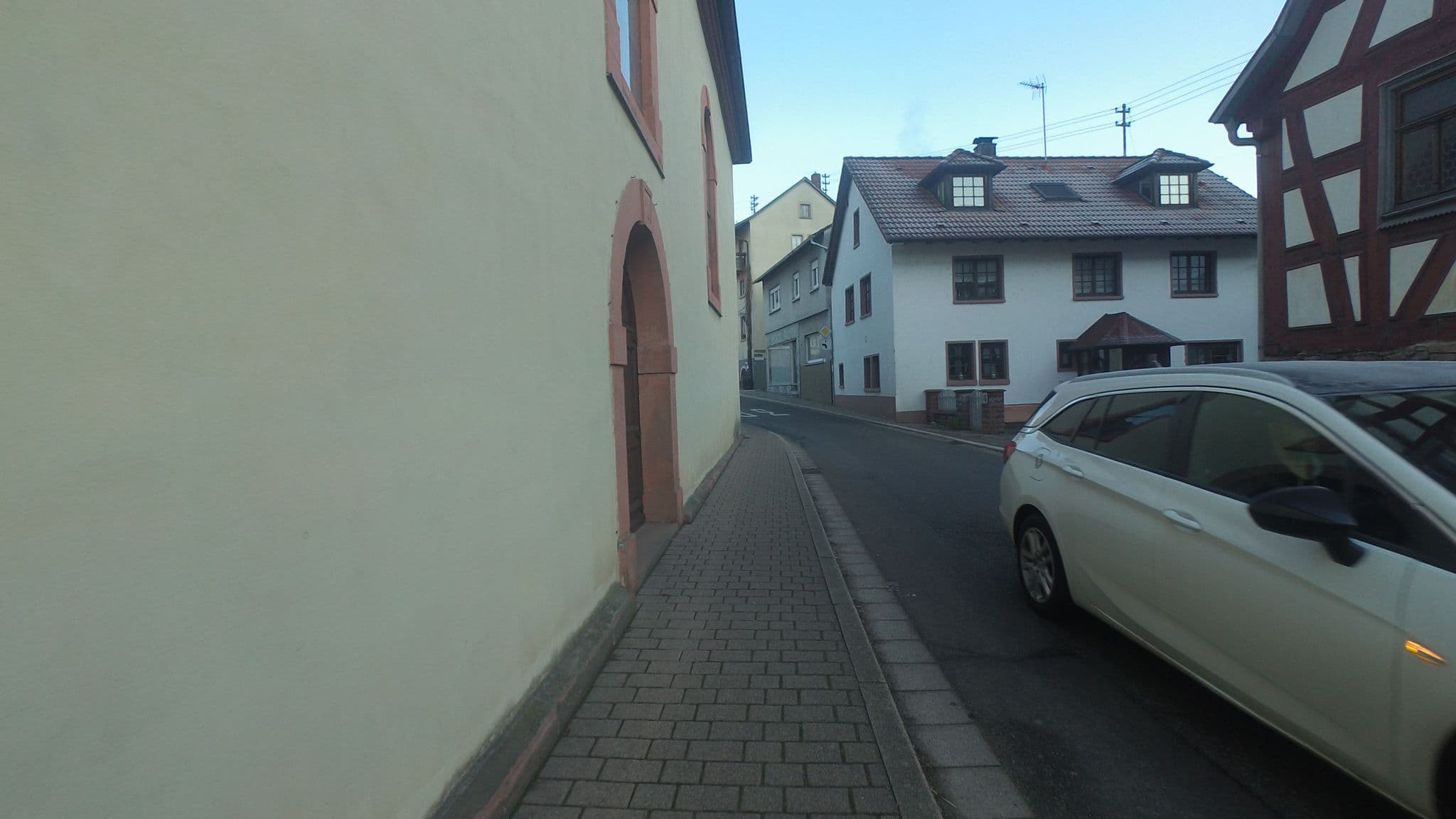 Street view near Hotel Roter Löwe, Heiligkreuzsteinach — © ramap (CC BY-SA · Mapillary)