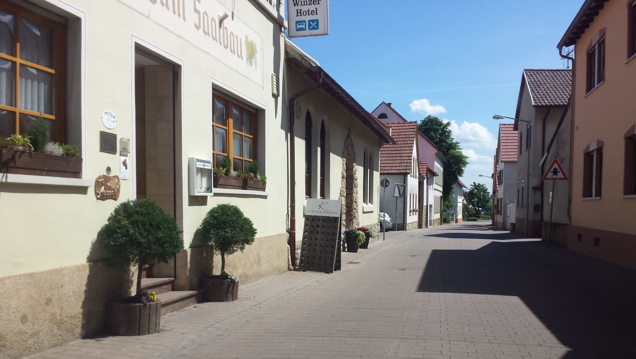 Street view near Winzerhotel zum Saalbau, Gundersheim — © wegavision (CC BY-SA · Mapillary)