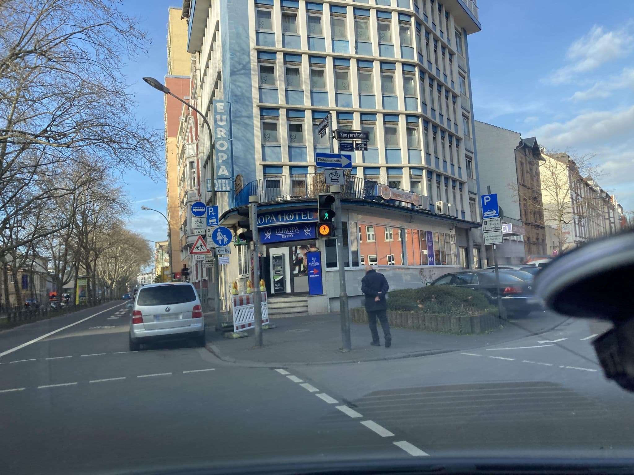Street view near Hotel Europa, Offenbach — © robffm (CC BY-SA · Mapillary)